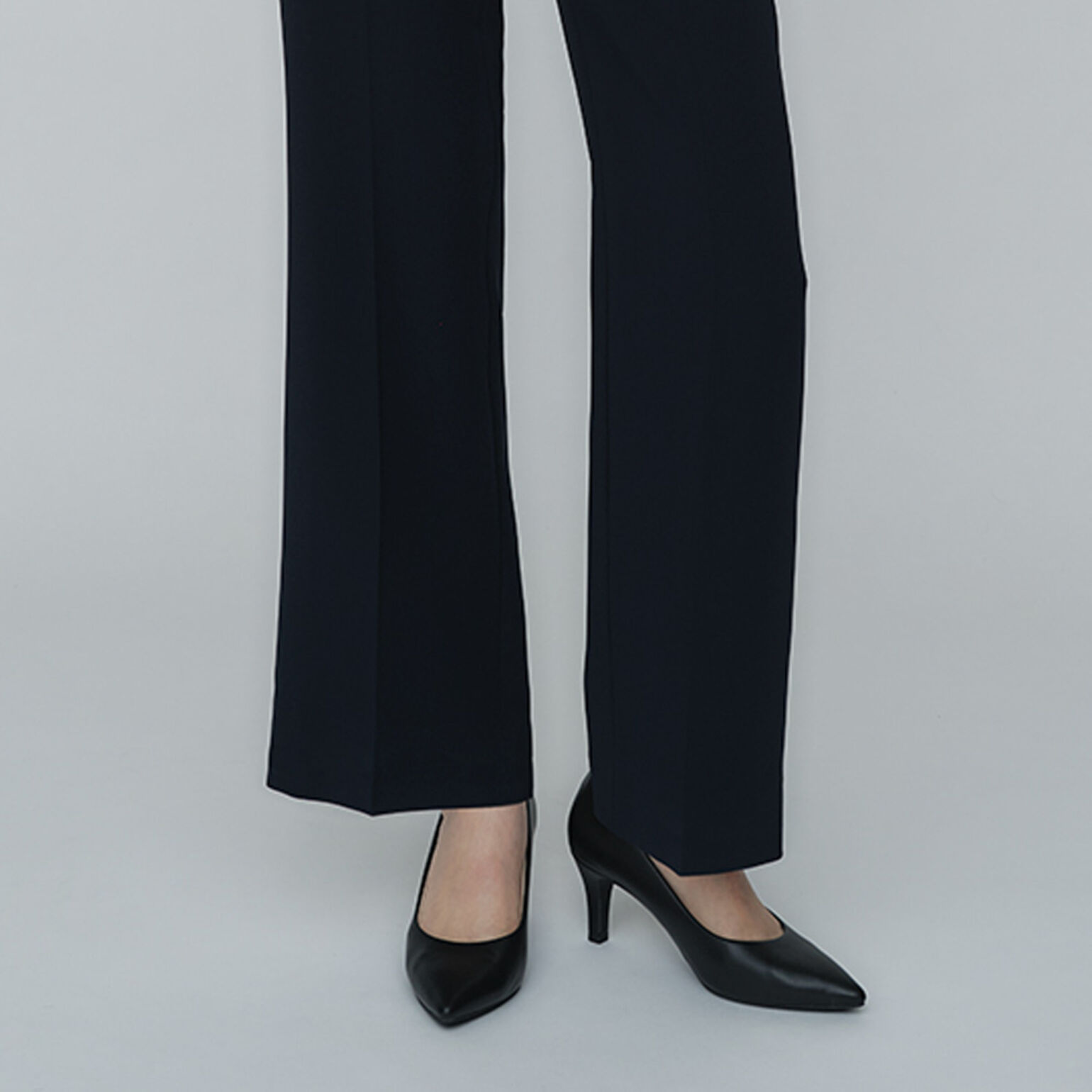 肌色ストッキングに高すぎないパンプスを合わせたコーデ