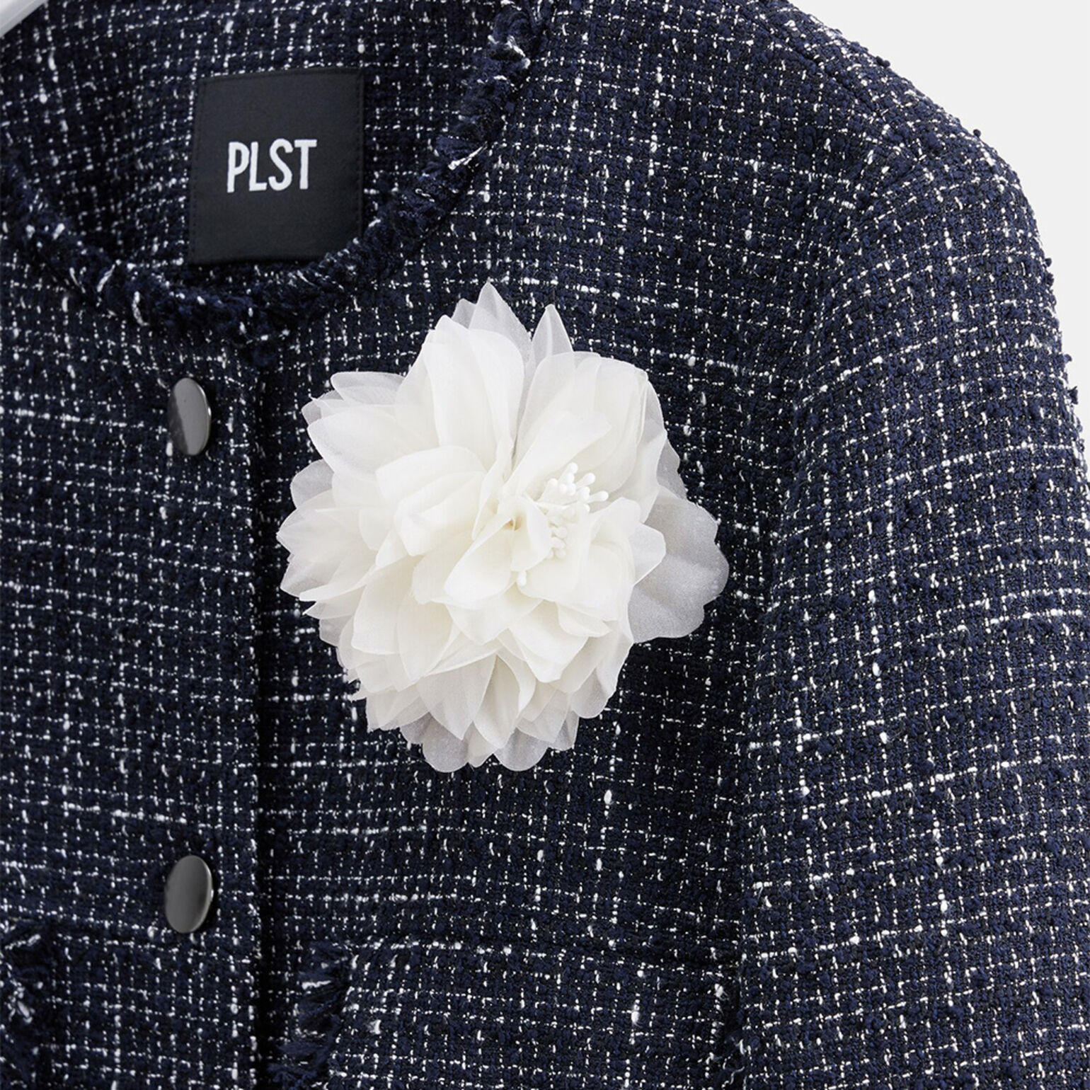 フラワーモチーフのコサージュ