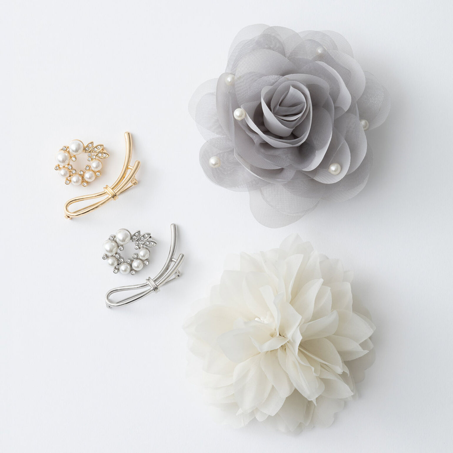 コサージュやブローチのアクセサリー群