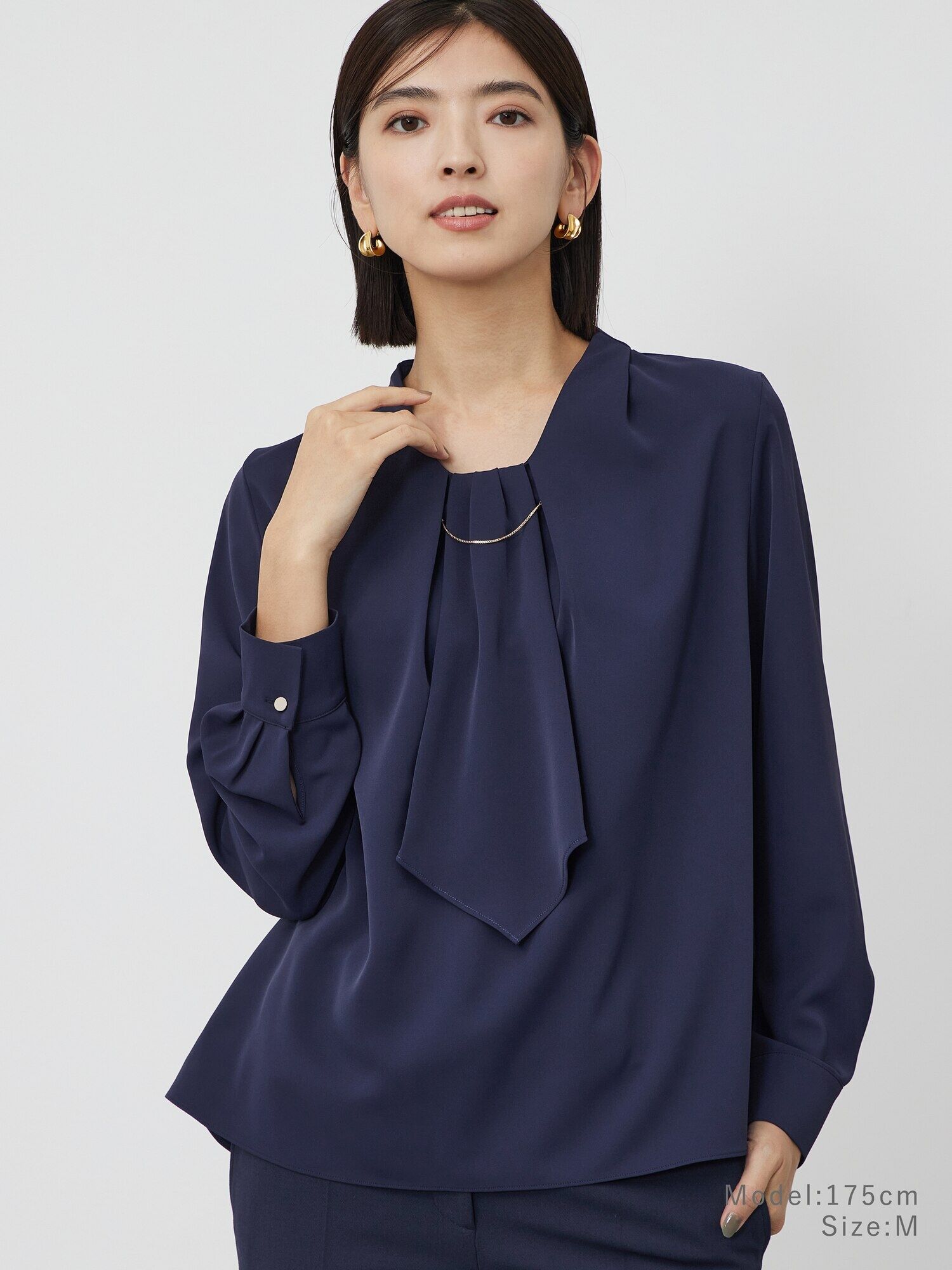 ネイビーのブラウス