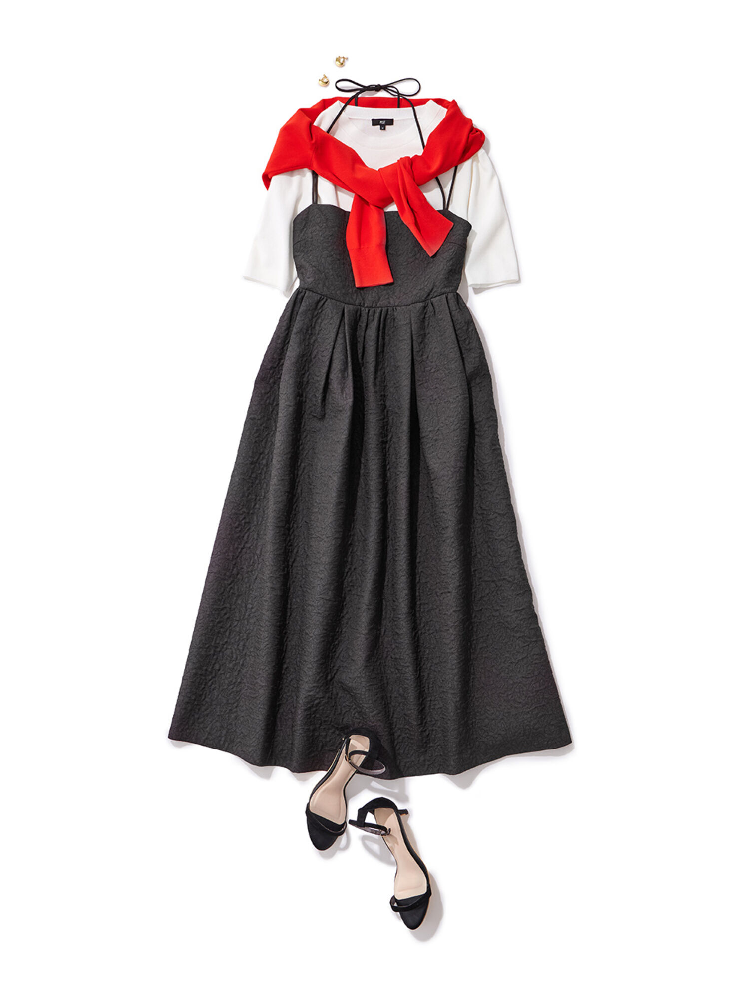 ジャガードのキャミワンピースにニット素材のカットソーを合わせたコーデ