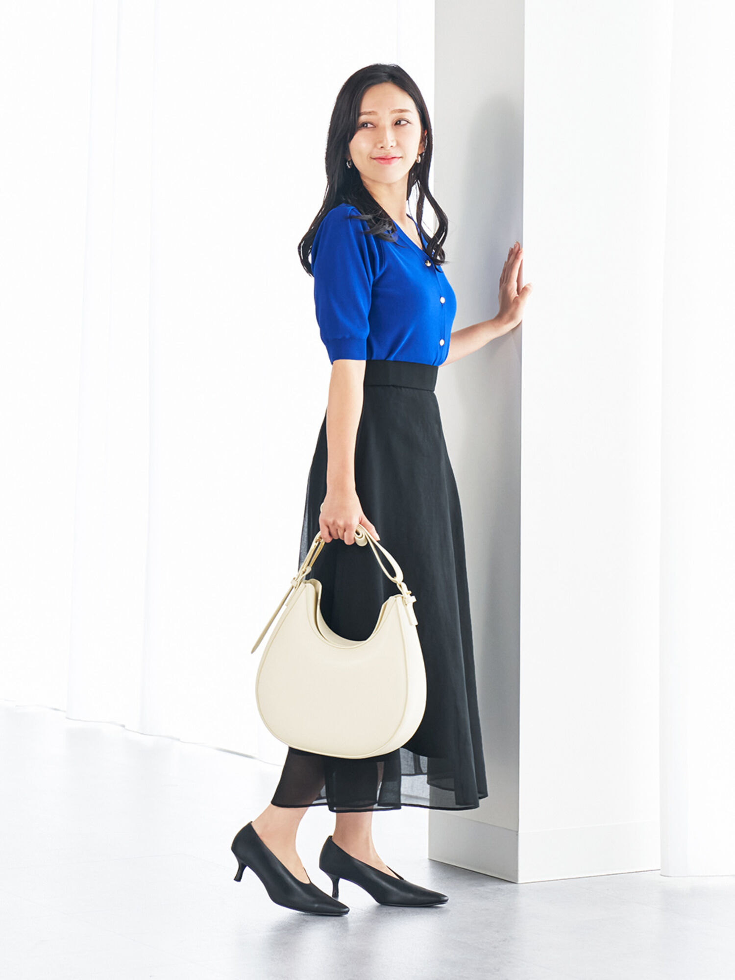 5部袖のトップスに、裾がオーガンジー素材のスカートを合わせた3首見せコーデ