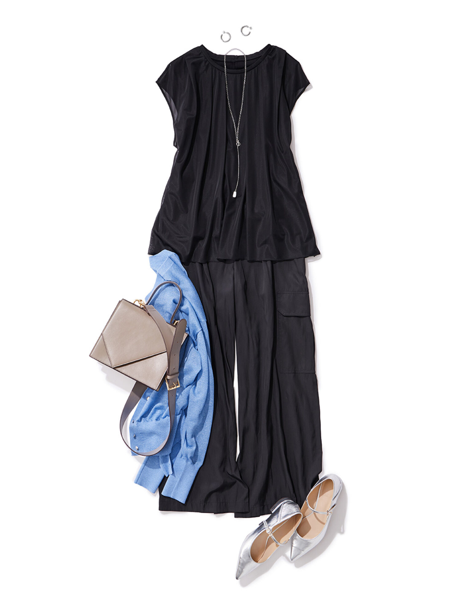 オールブラックコーデの差し色にブルーのシアーカーディガンを合わせたコーデ