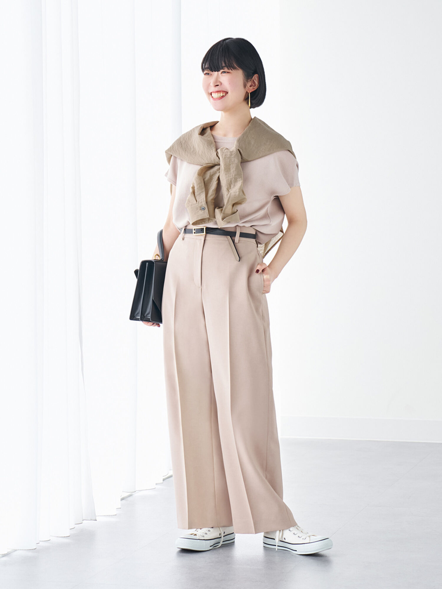 トップス・ボトムスをベージュトーンで揃えたワントーンコーデ