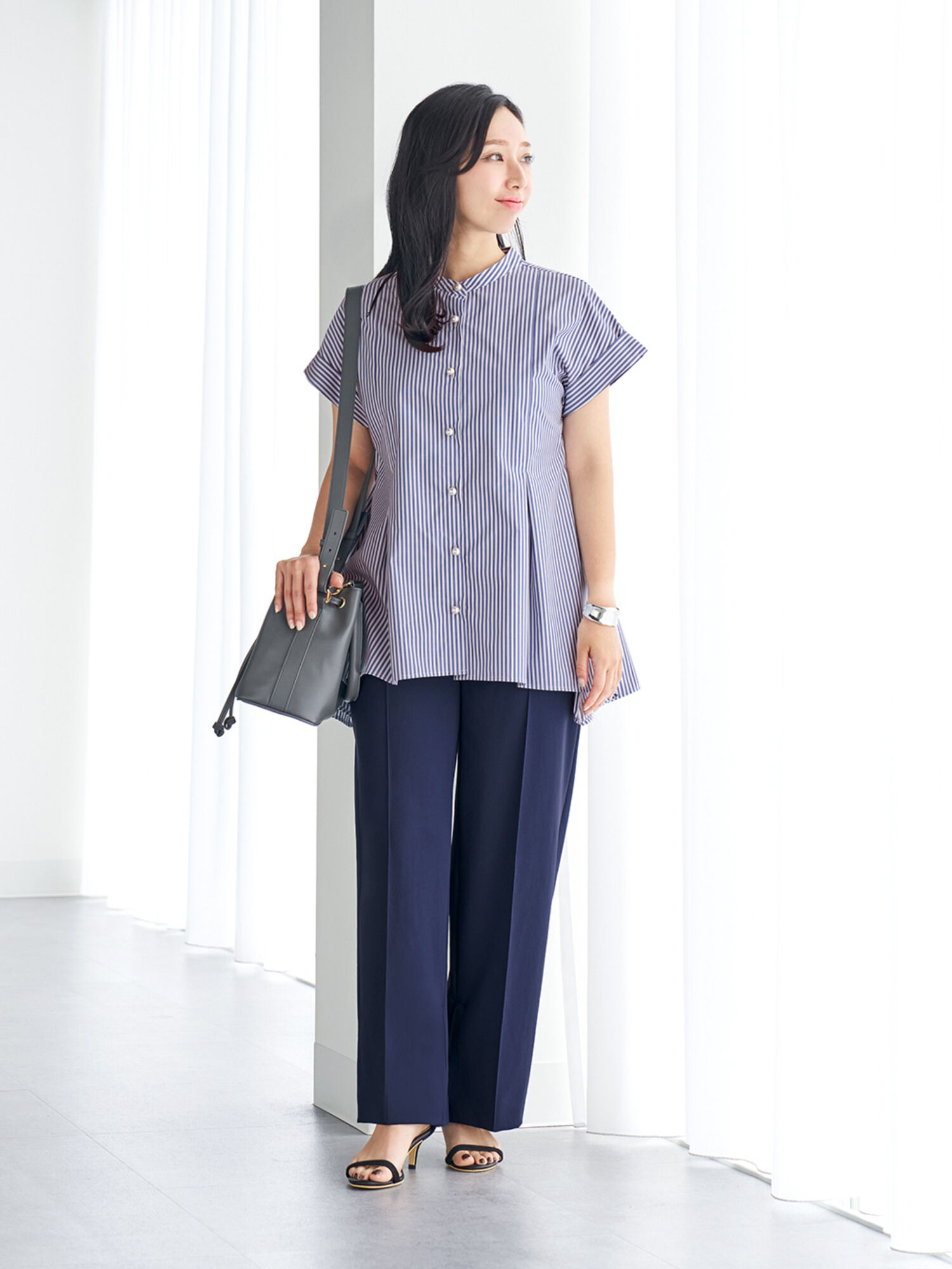 細いストライブのペプラムブラウスにワイドパンツを合わせたコーデ