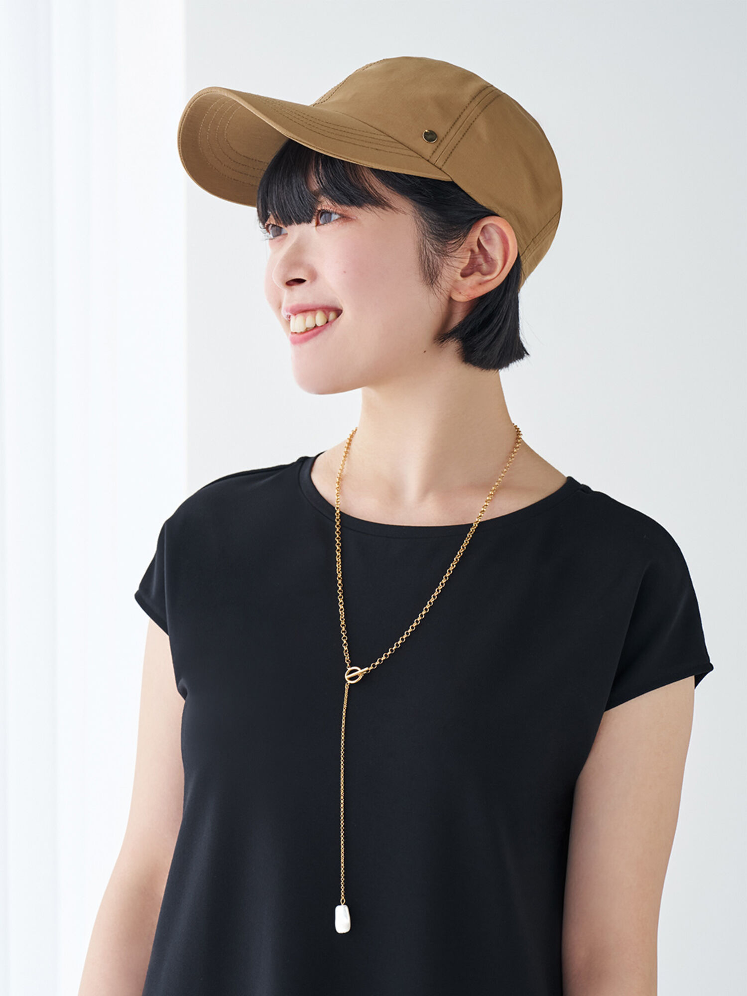 ネックレスやキャップで視線を上に集めるコーデ