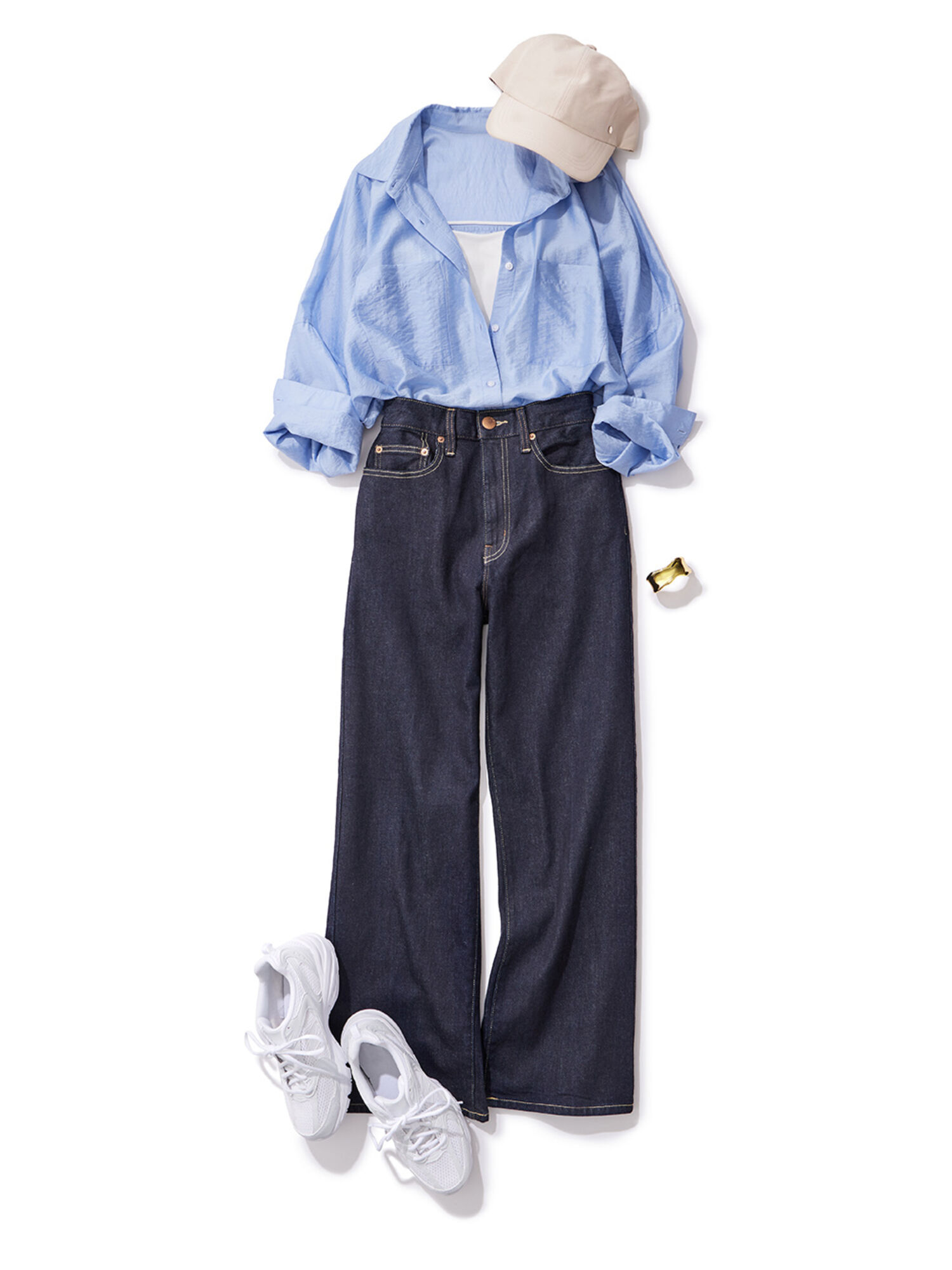 ブルーのシアーシャツにハイライズデニムを合わせたコーデ