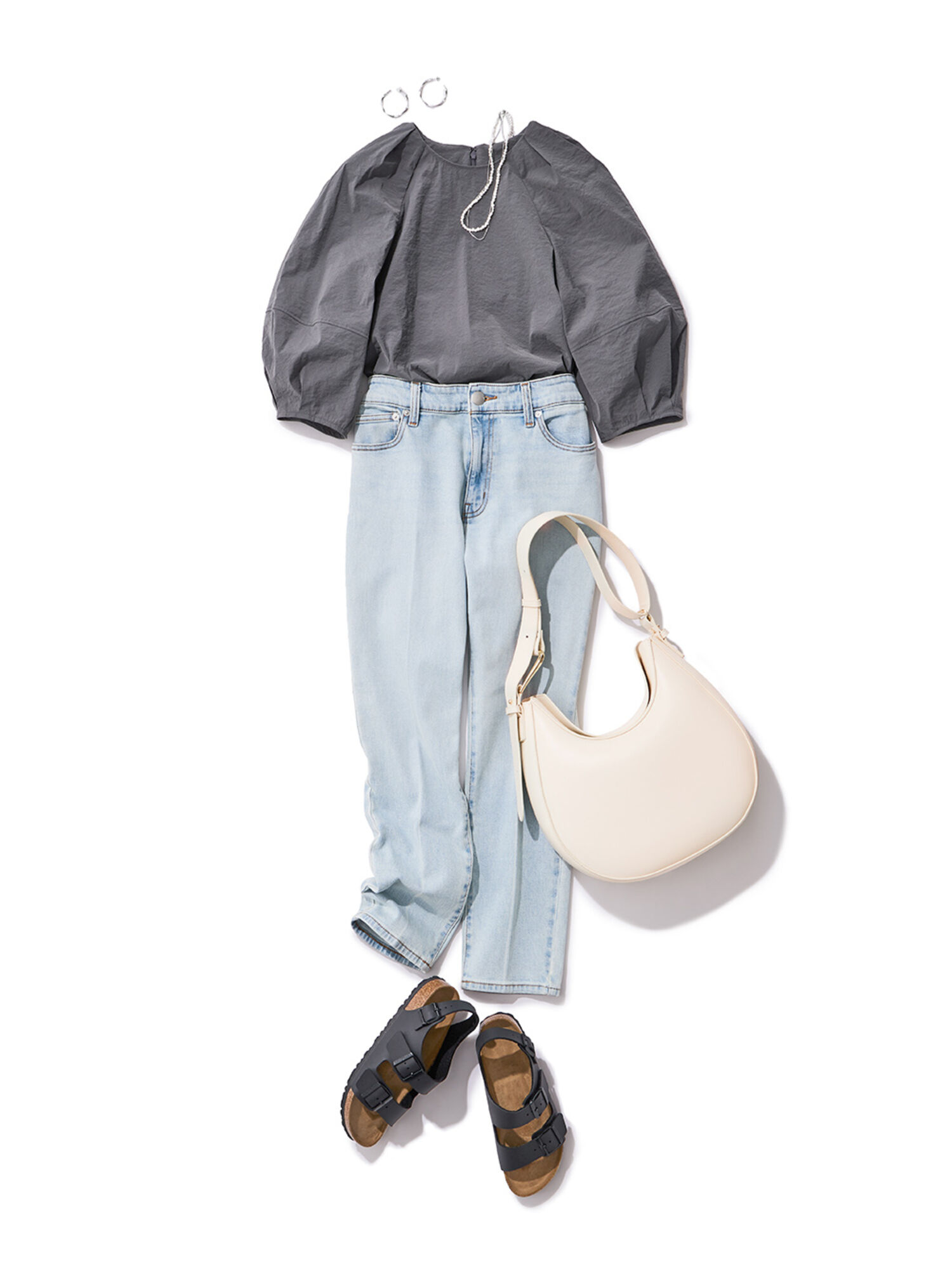 袖コンシャスなトップスにデニムを合わせたコーデ