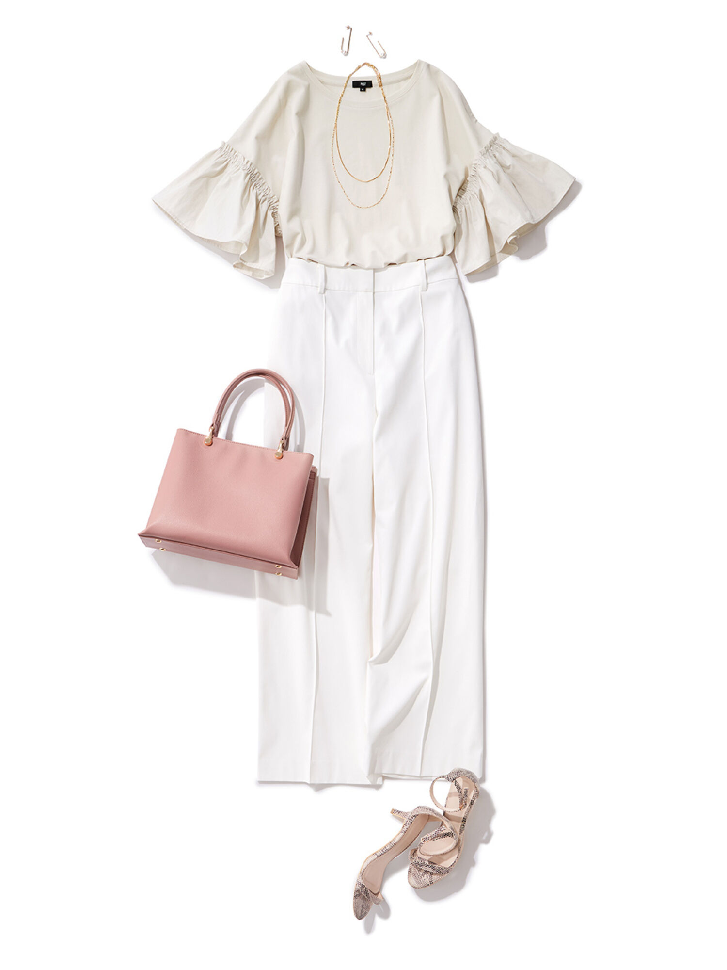 ホワイトのカットソーとワイドパンツを合わせた、オールホワイトコーデ