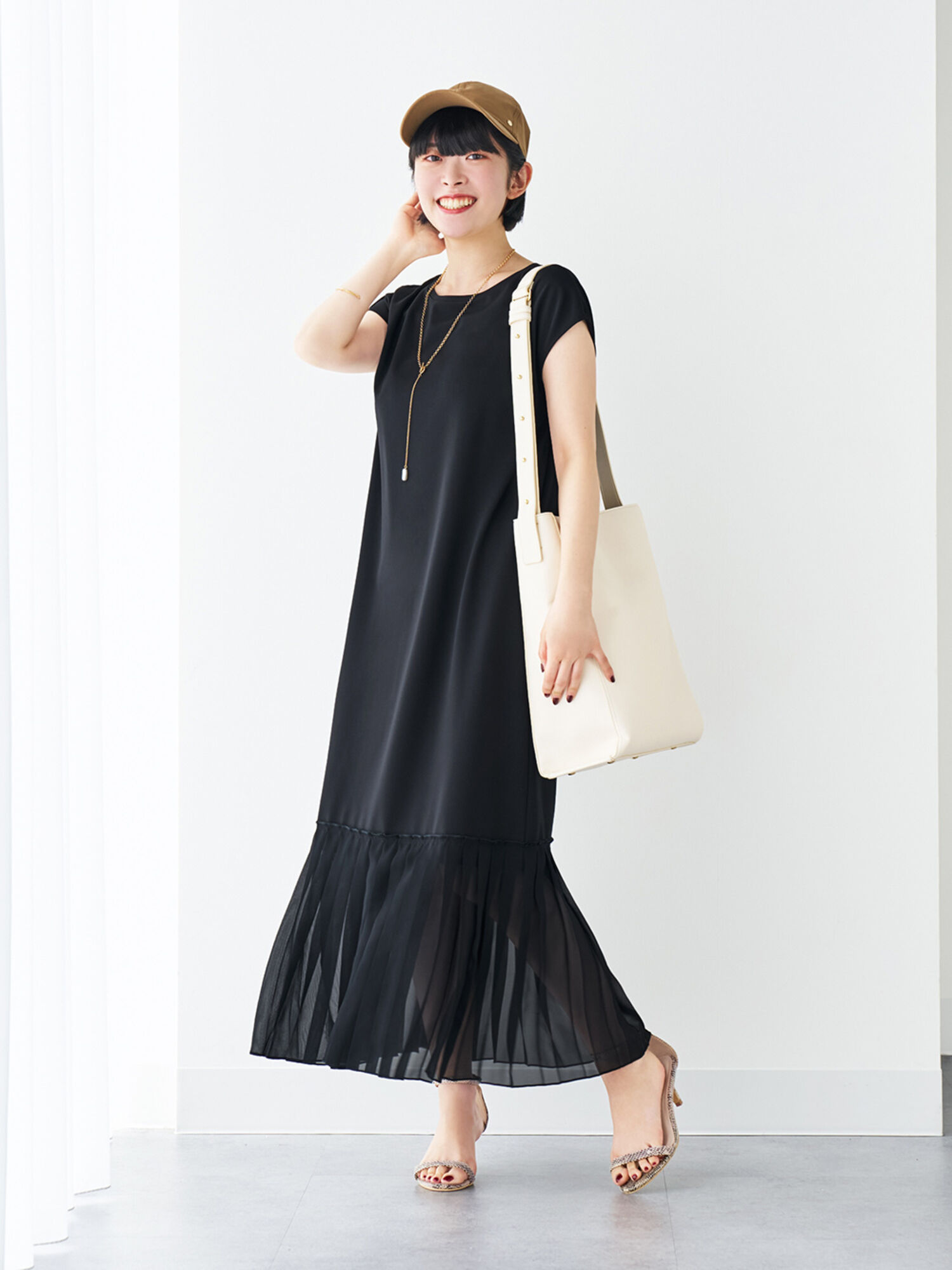 プリーツ切り替えの入ったIラインのワンピースで縦長シルエットを強調したコーデ