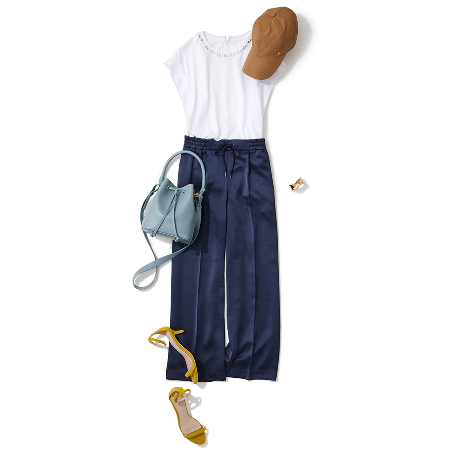 ビジュー付きトップスに、サテンのワイドパンツを合わせたコーデ