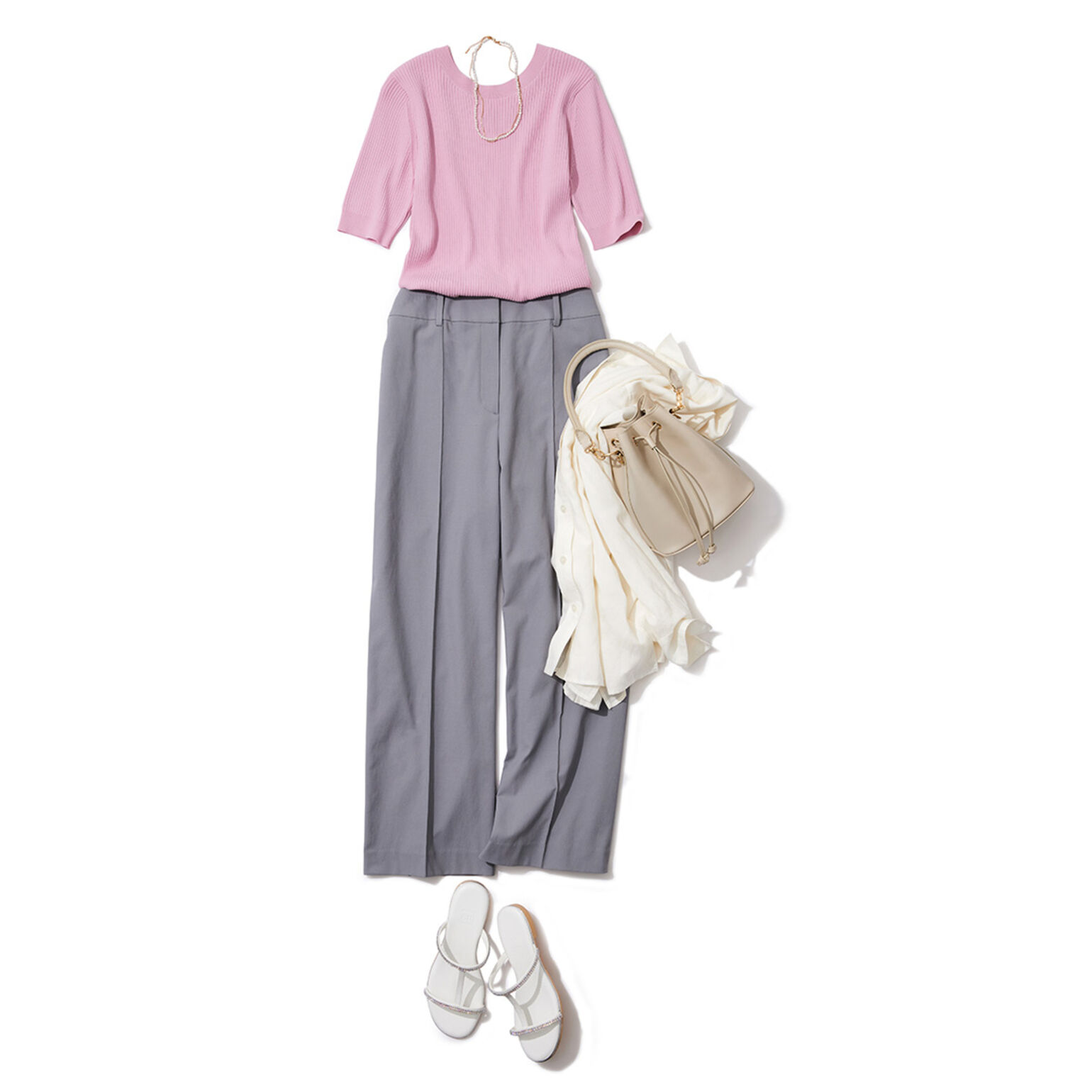 ピンクのニットに、グレーのワイドパンツ、ビジューサンダルを合わせたコーデ