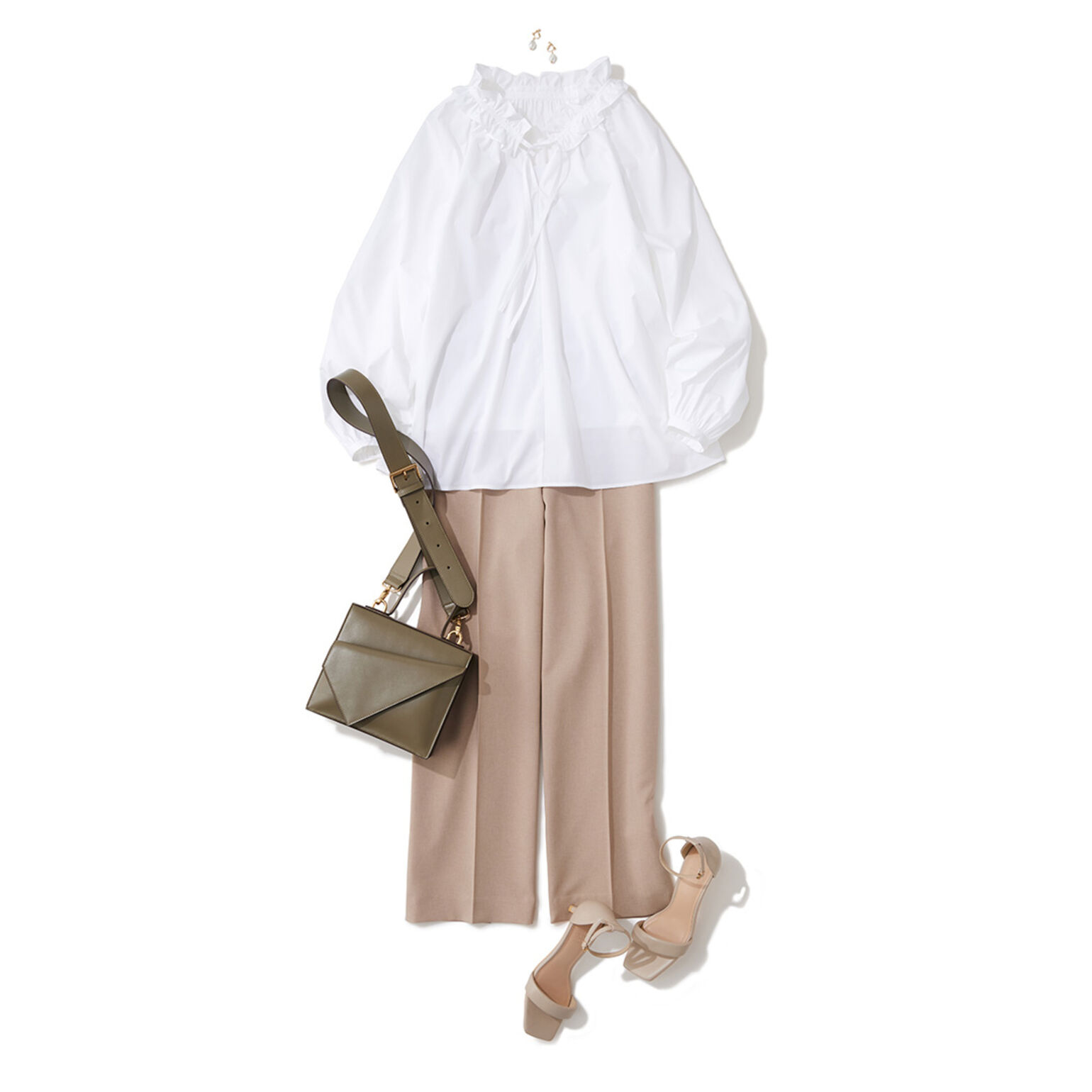 フリルネックブラウスにマニッシュな印象のワイドパンツを合わせたコーデ