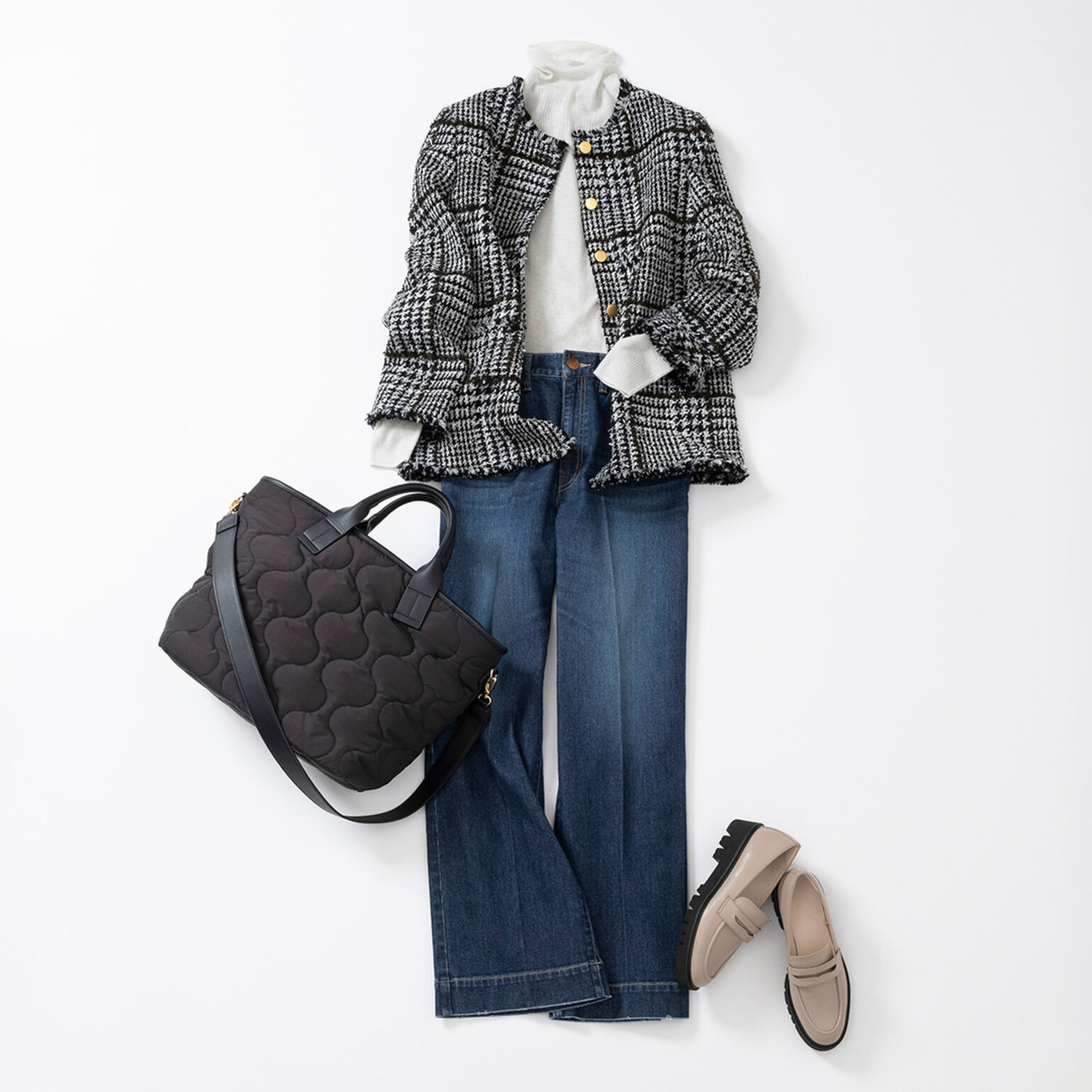 センタープレスの入ったきれいめワイドデニムに、ツイードジャケットを合わせたコーデ