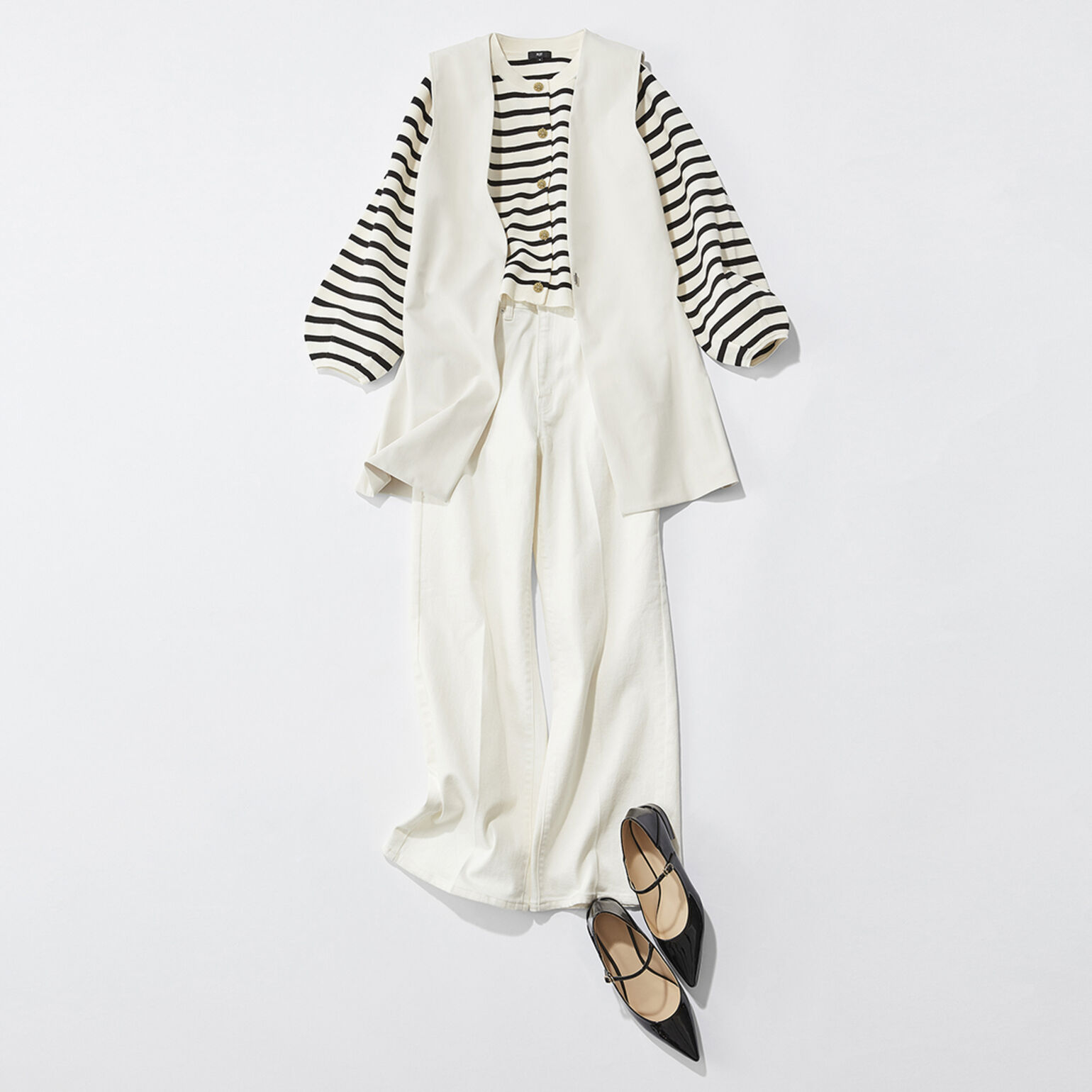 ボーダーカーデにジレを合わせた綺麗めコーデ