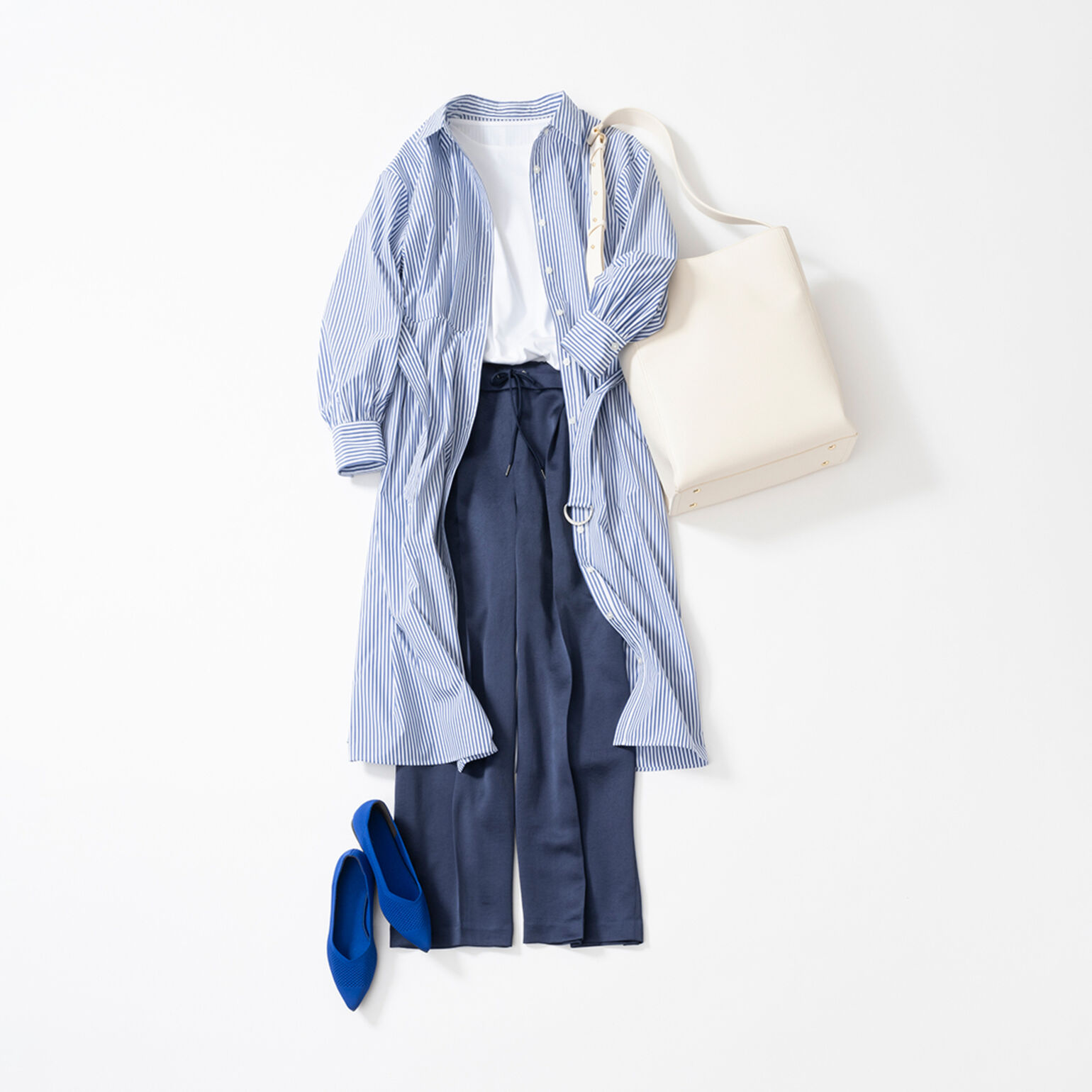 シャツワンピにセンタープレス入りワイドパンツを合わせたコーデ