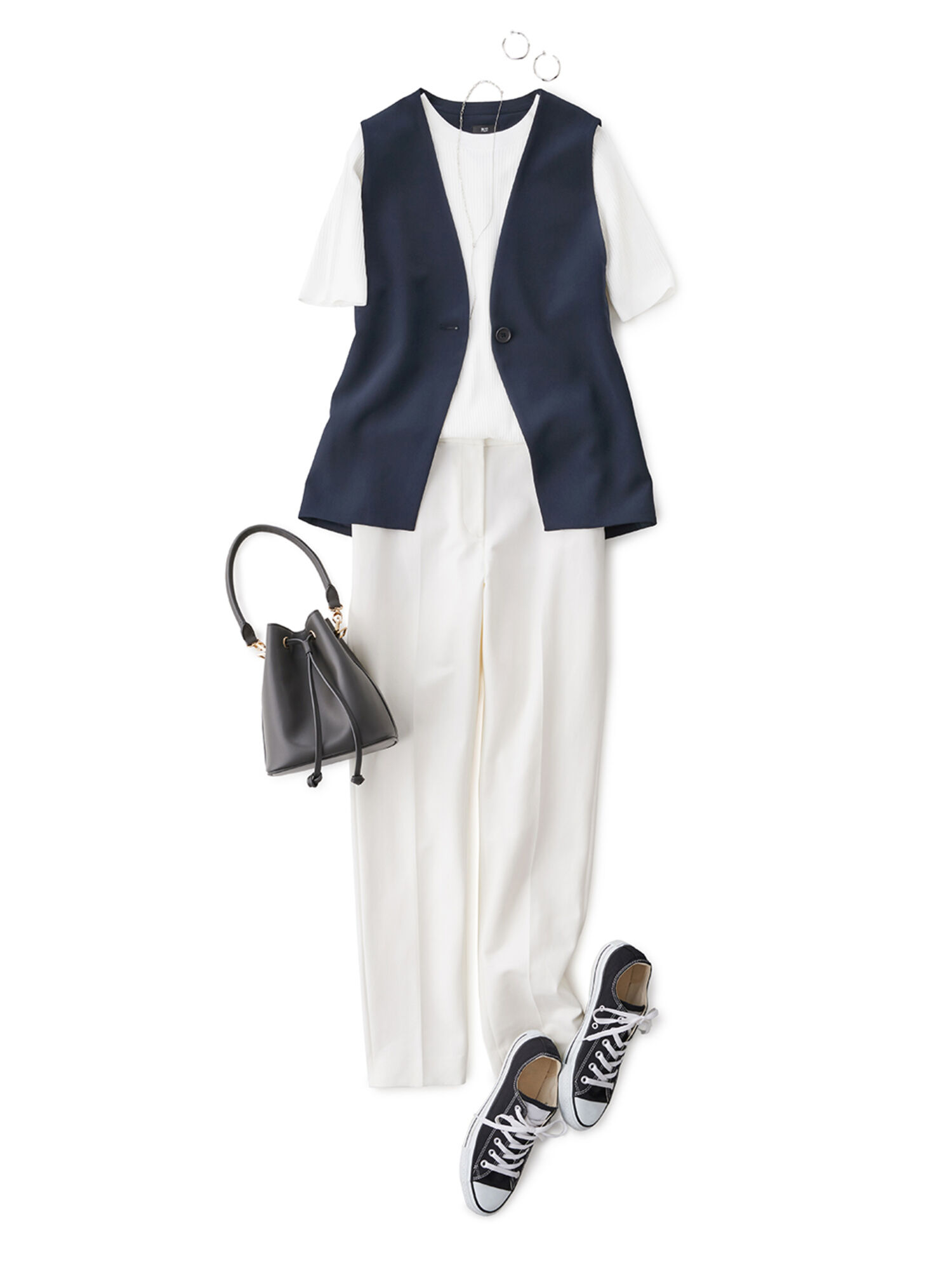 ネイビーのジレとホワイトのトップス・パンツを合わせた爽やかカラーのコーデ