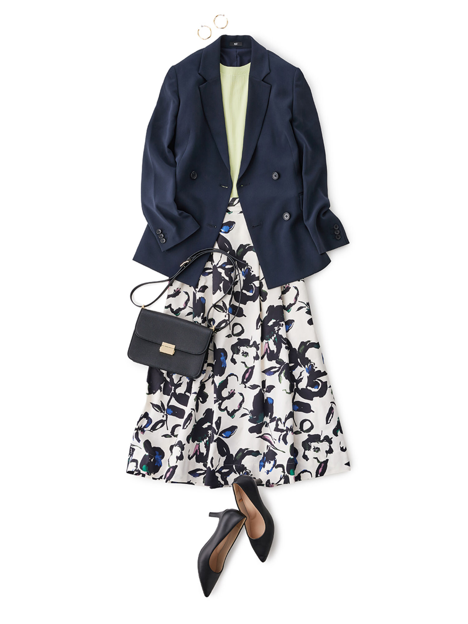 ネイビーのジャケットに花柄スカートを合わせたコーデ