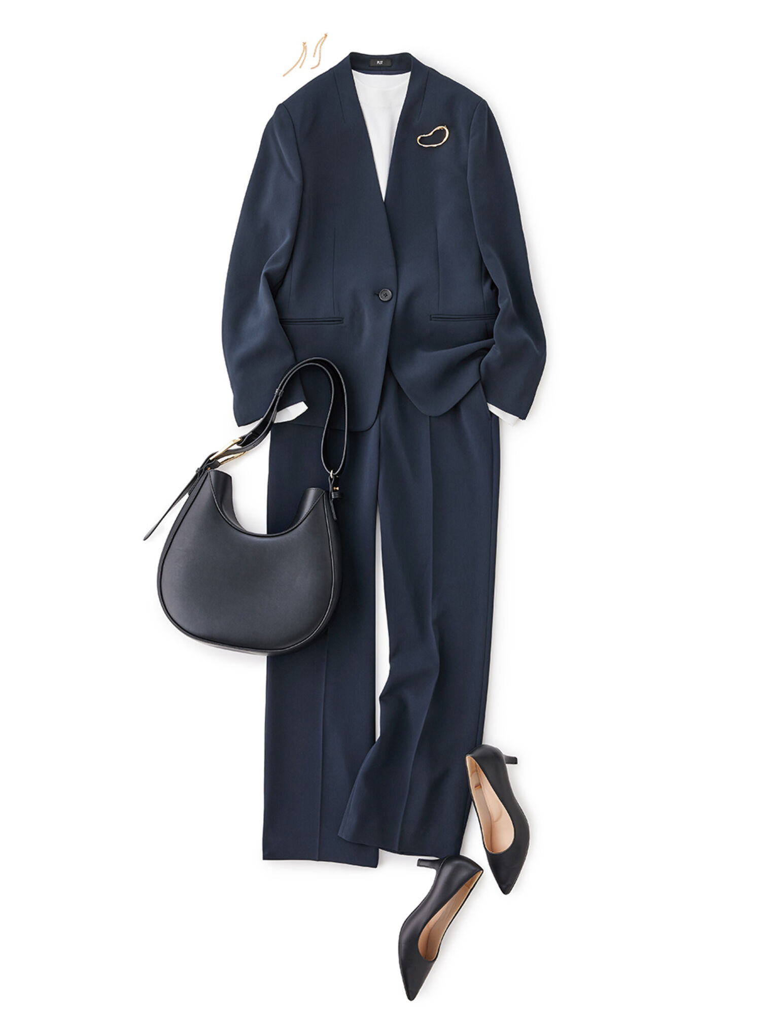 紺のジャケットにパンツを合わせたコーデ