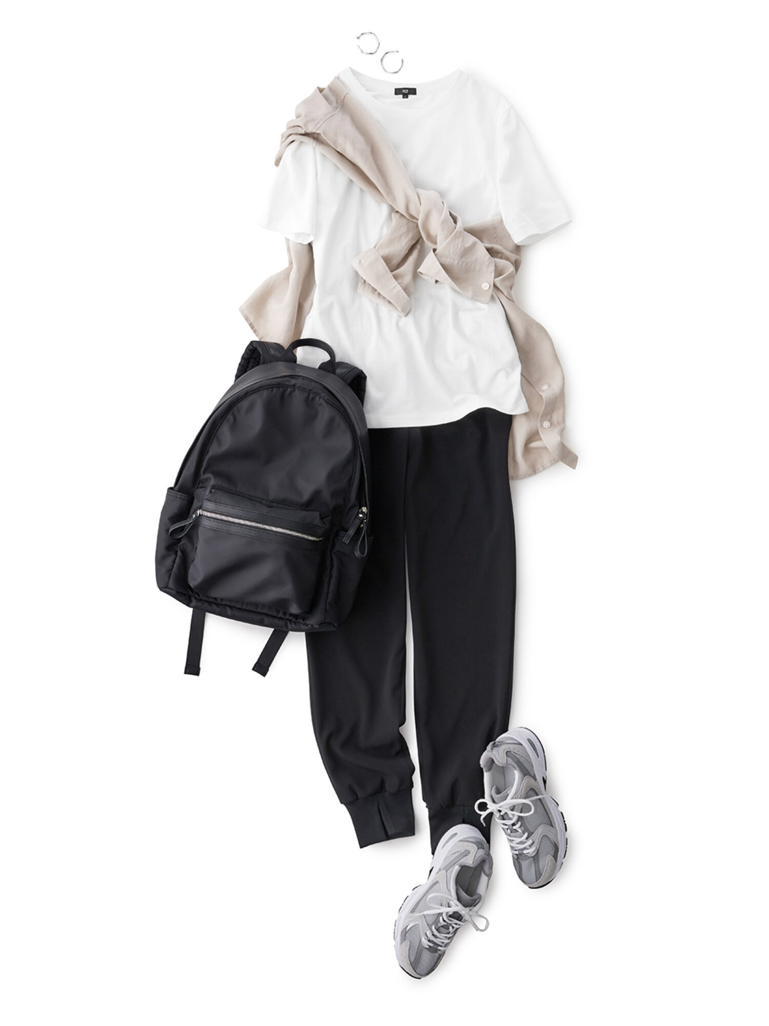 ジョガーパンツ、Tシャツにスニーカーを合わせたスポーティなコーデ