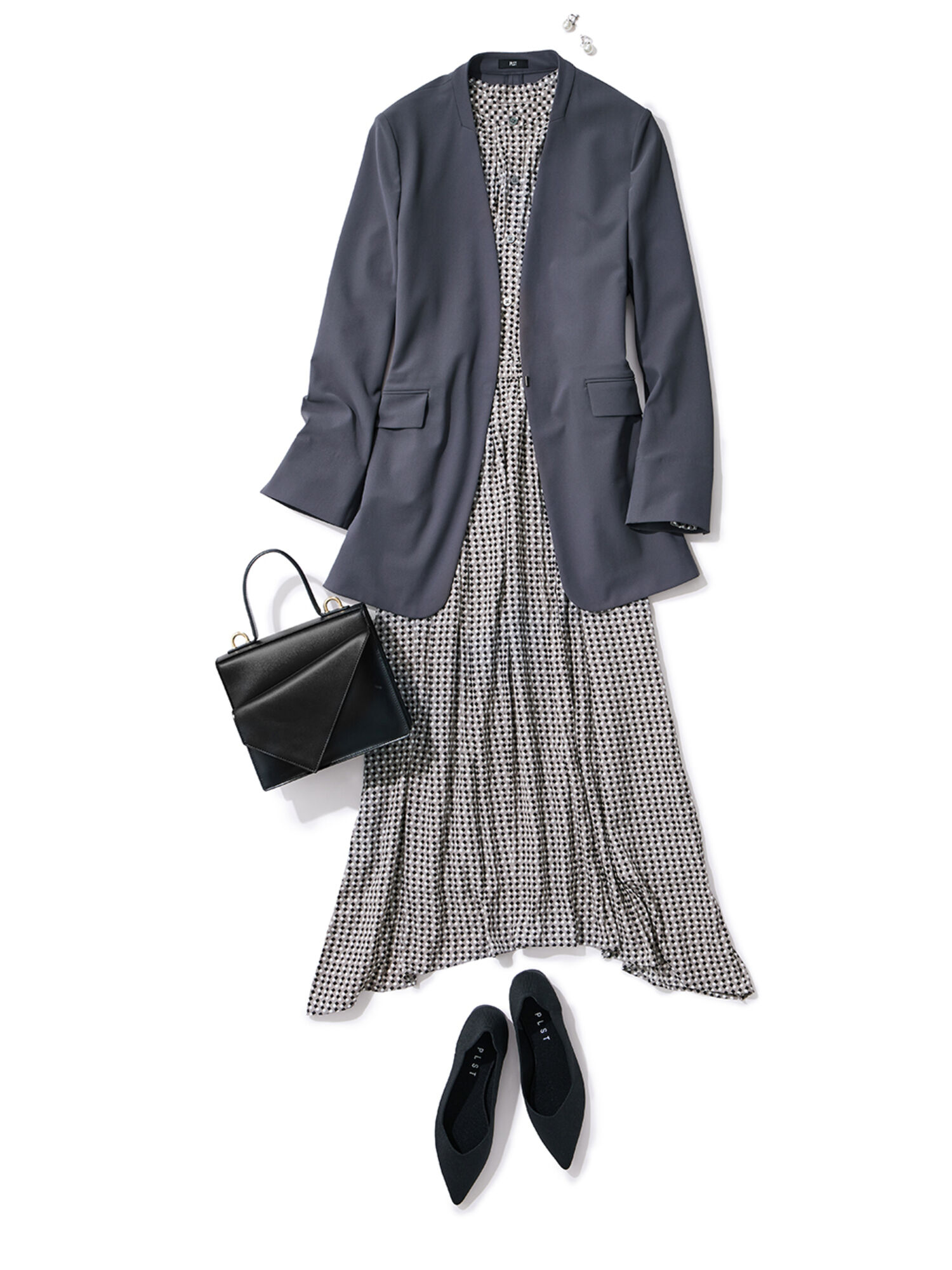 Aラインのワンピースにジャケットを羽織った甘すぎないコーデ