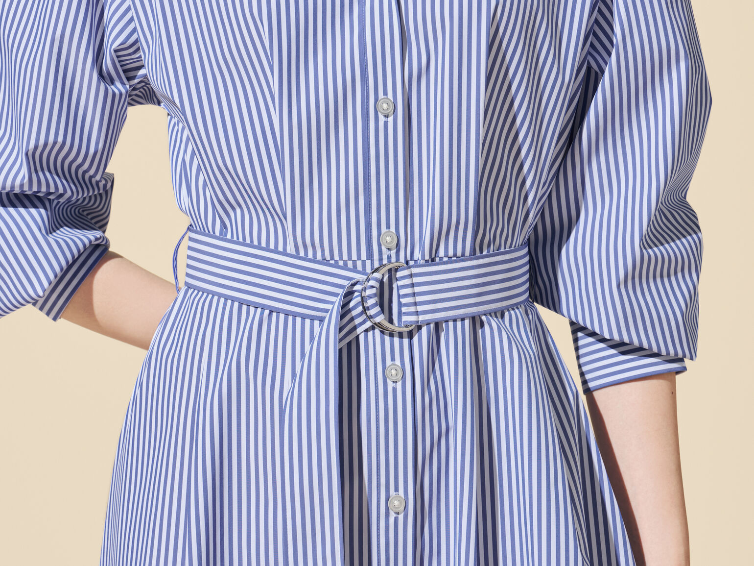 ベルトでワンピースのウエストマーク