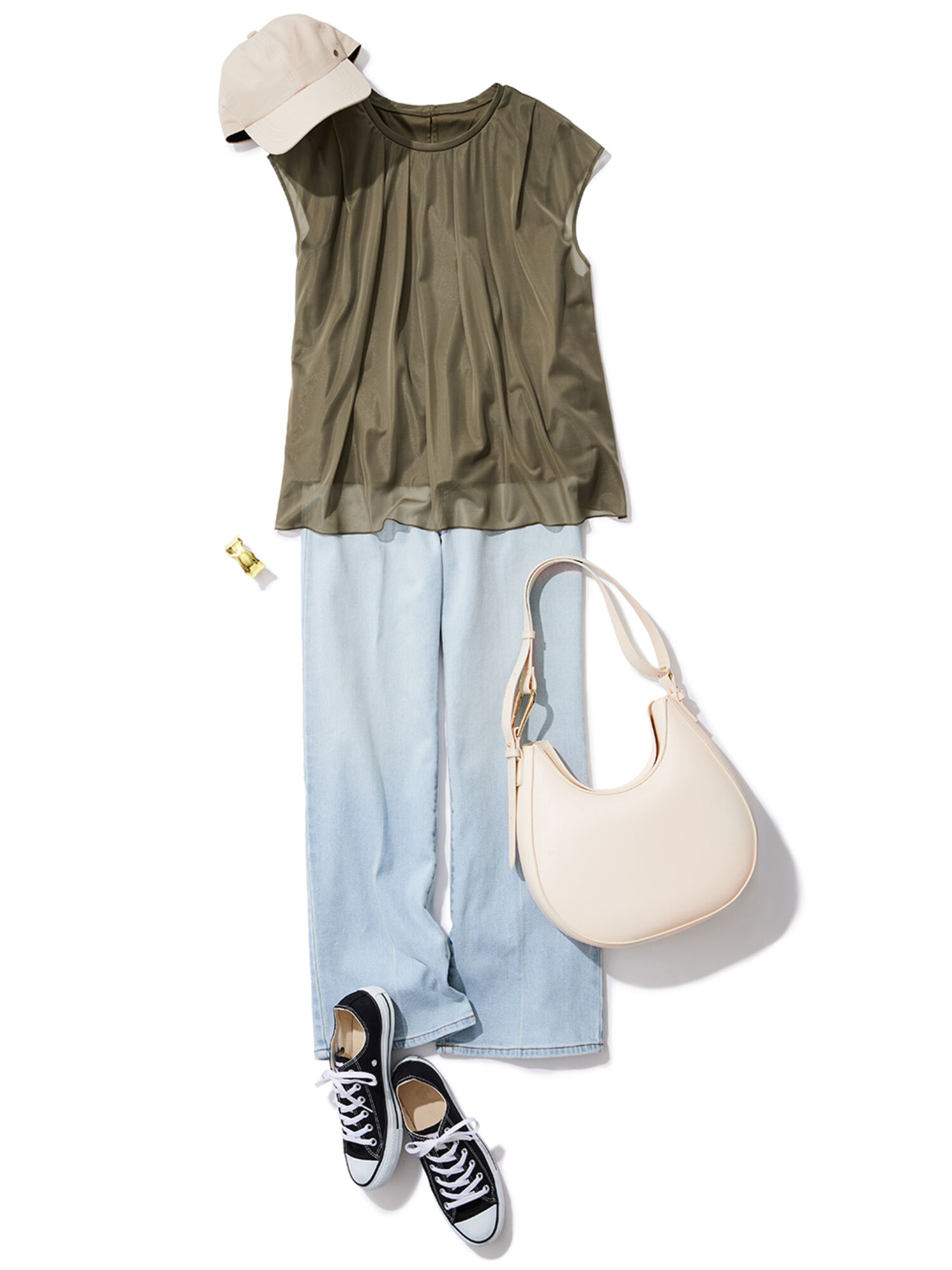 シアートップスにハイライズデニムを合わせた、Aラインコーデ