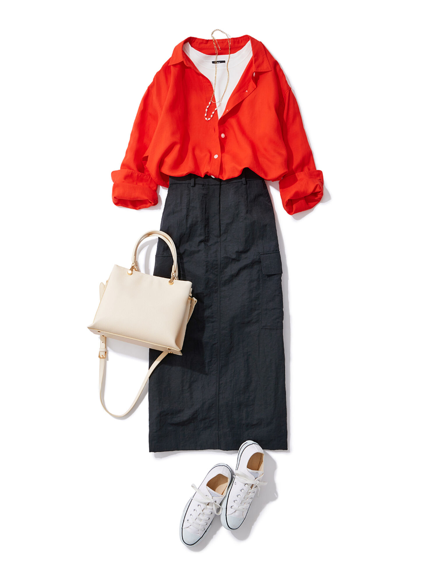 赤いリネンシャツとカーゴスカートのXラインコーデ