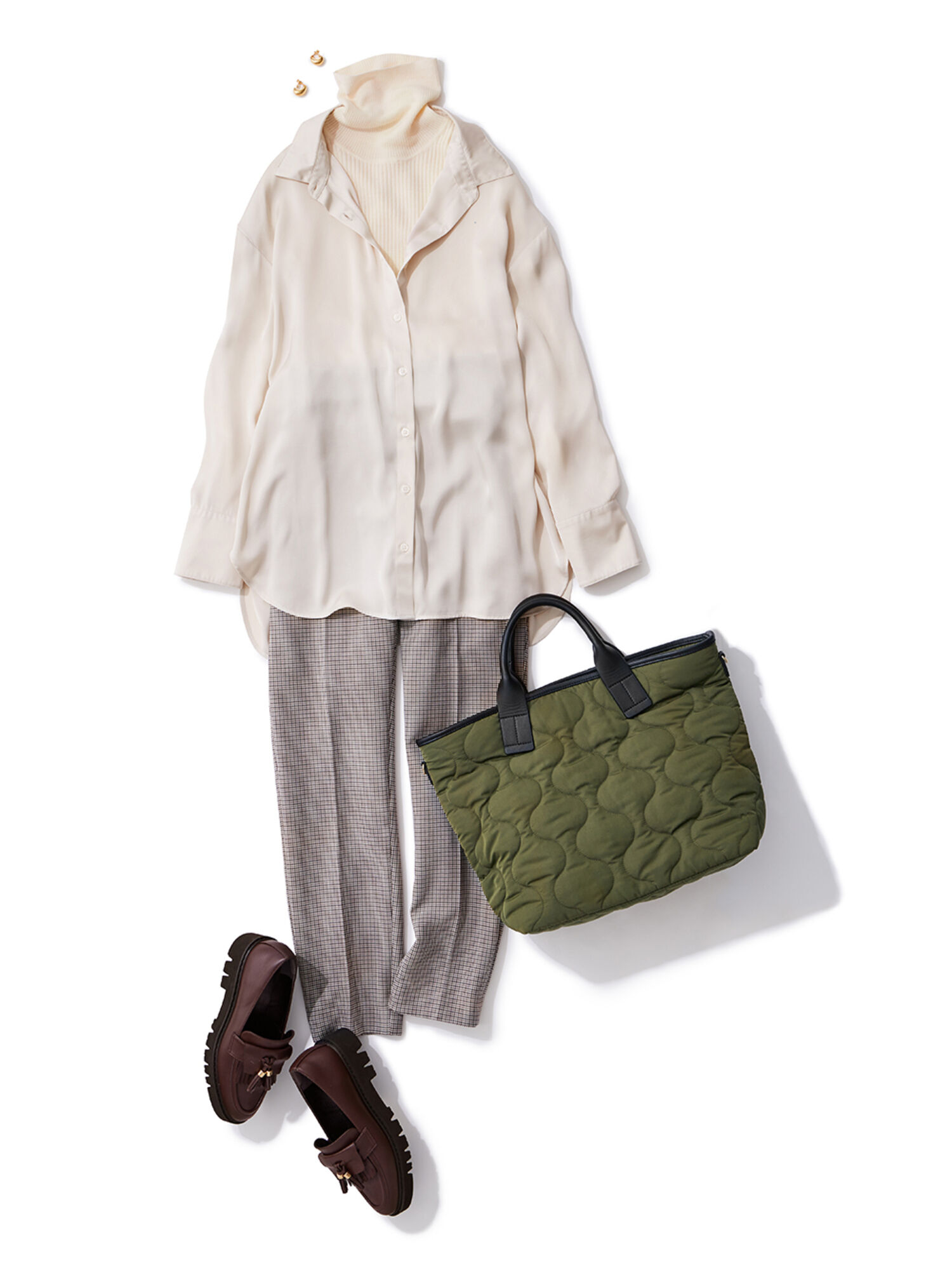 丈長めのサテンシャツで腰回りを隠したコーデ