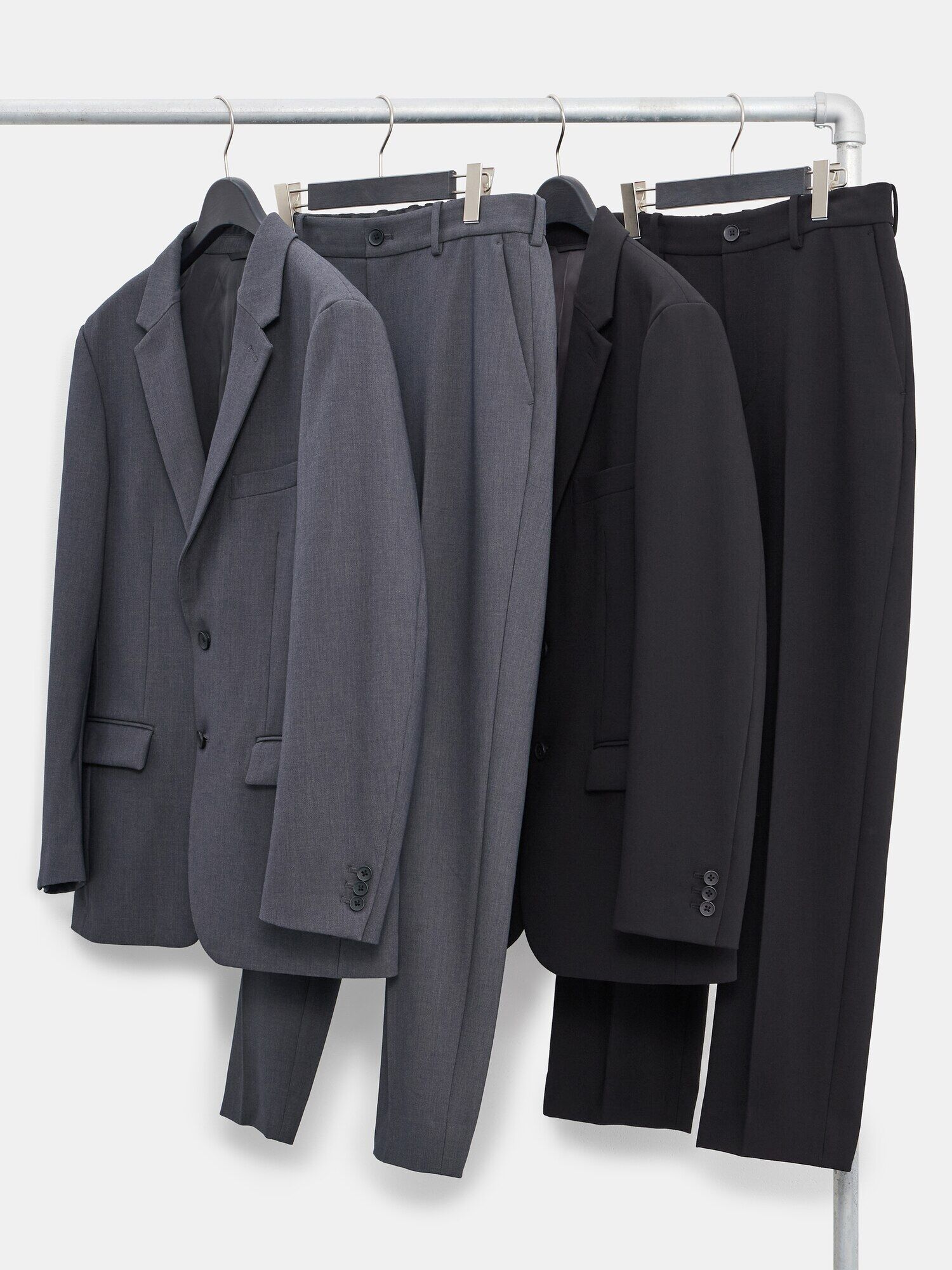 スーツをハンガーにかけた写真