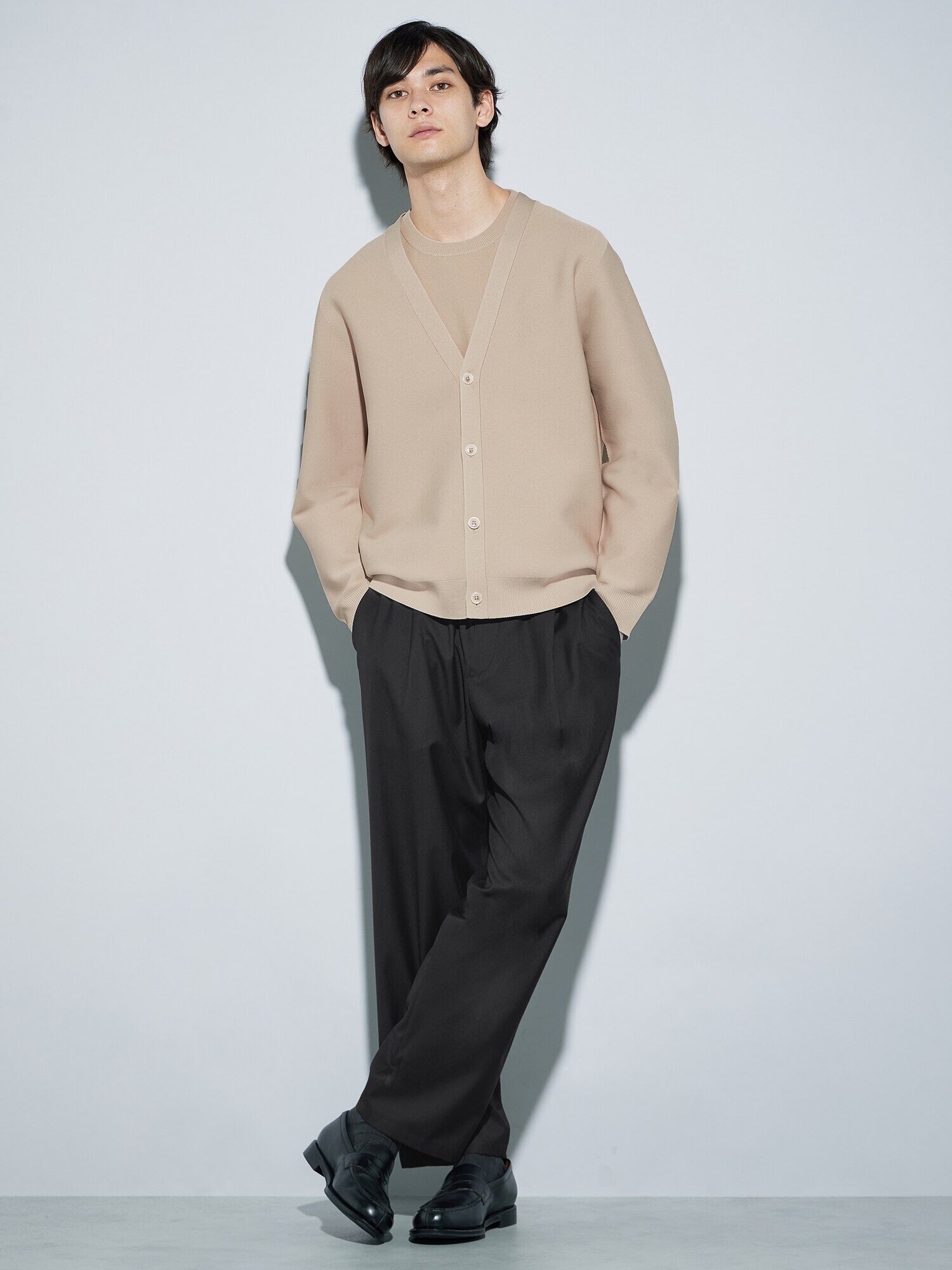 カーディガンとニットのセットアップコーデ