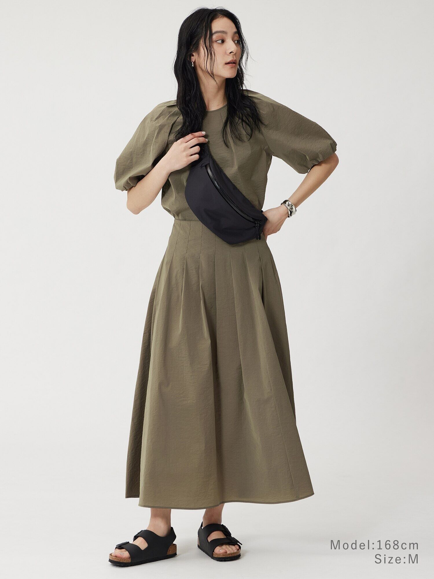 ハイストレッチナイロンのブラウスとスカートを合わせたコーデ