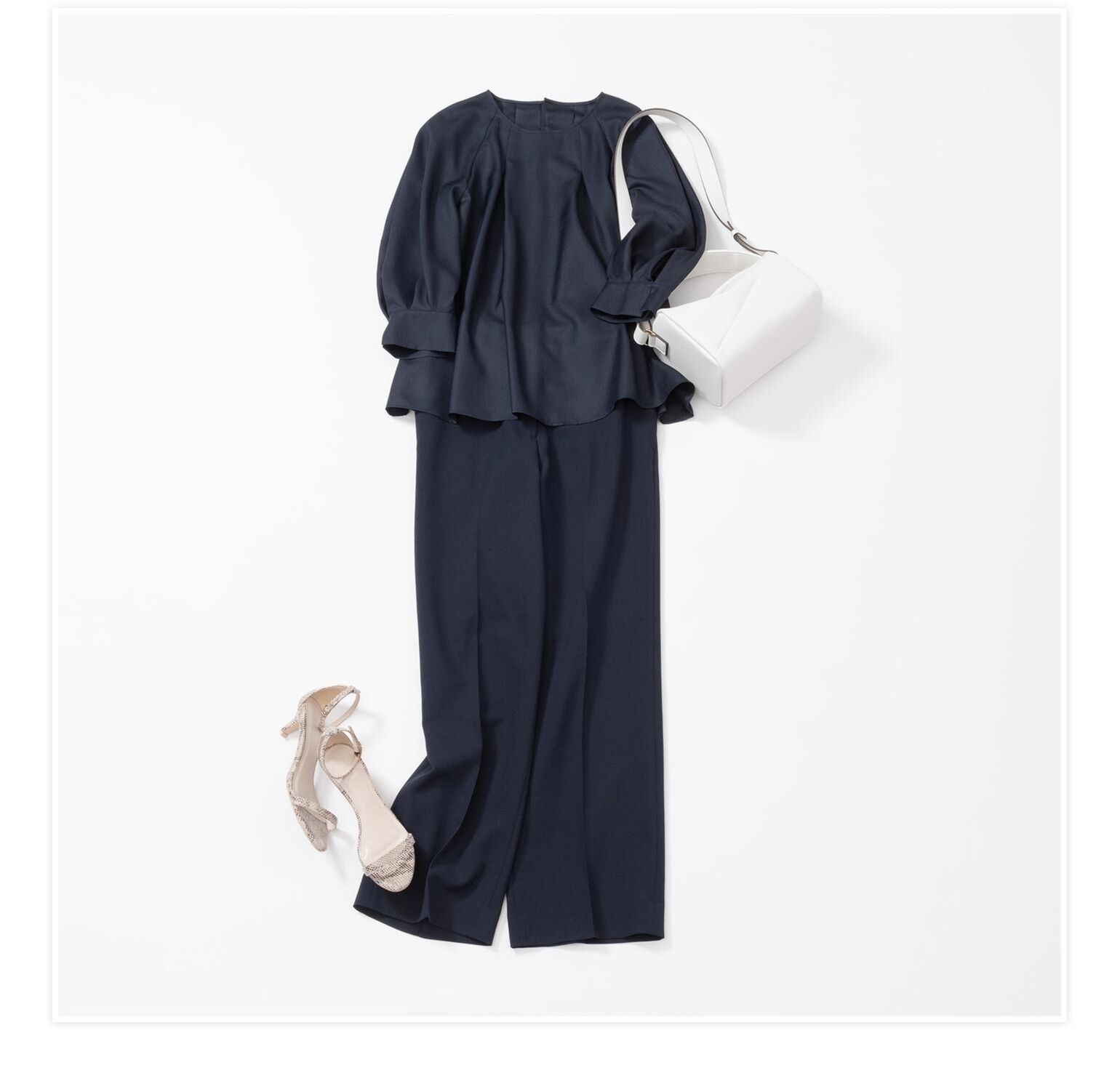 フェミニンなセットアップを使った40代の春夏オフィスコーデ