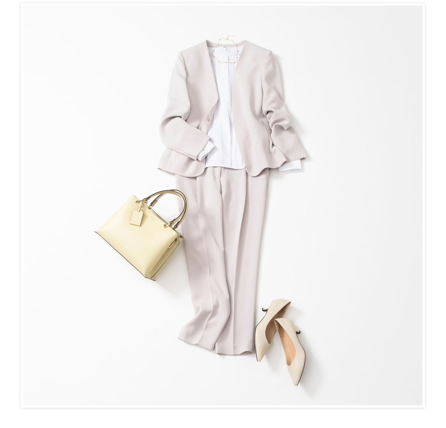 オフィシャルなシーンにも最適な、明るい色のセットアップを取り入れた30代の春夏コーデ