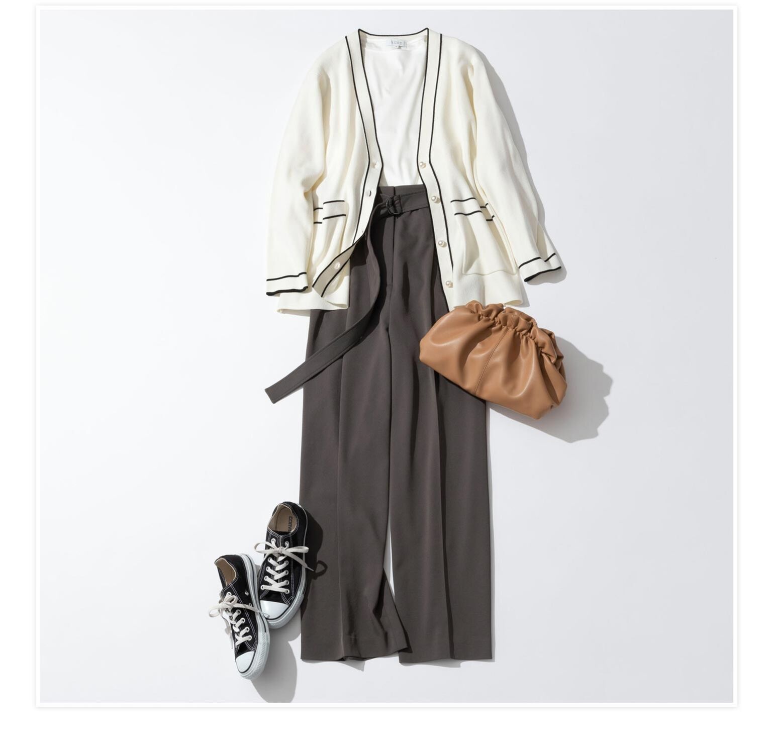 カーディガンで体温調節ができる20代PLの春夏オフィスコーデ