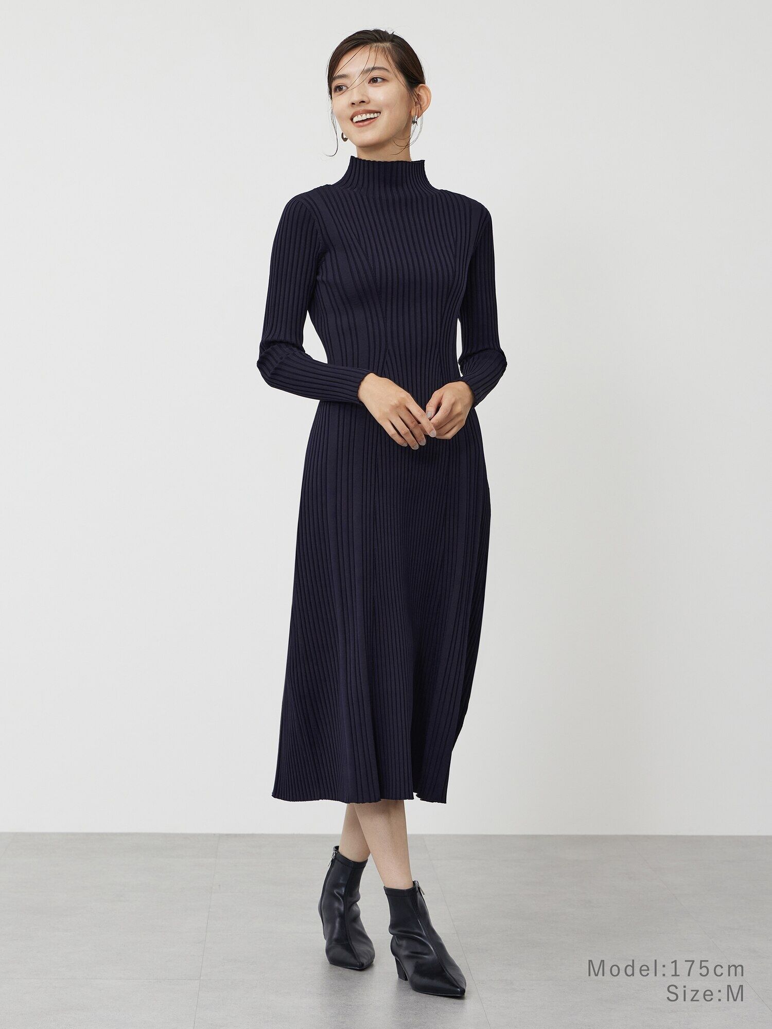 ネイビーのワンピースを使ったオフィスカジュアルコーデ