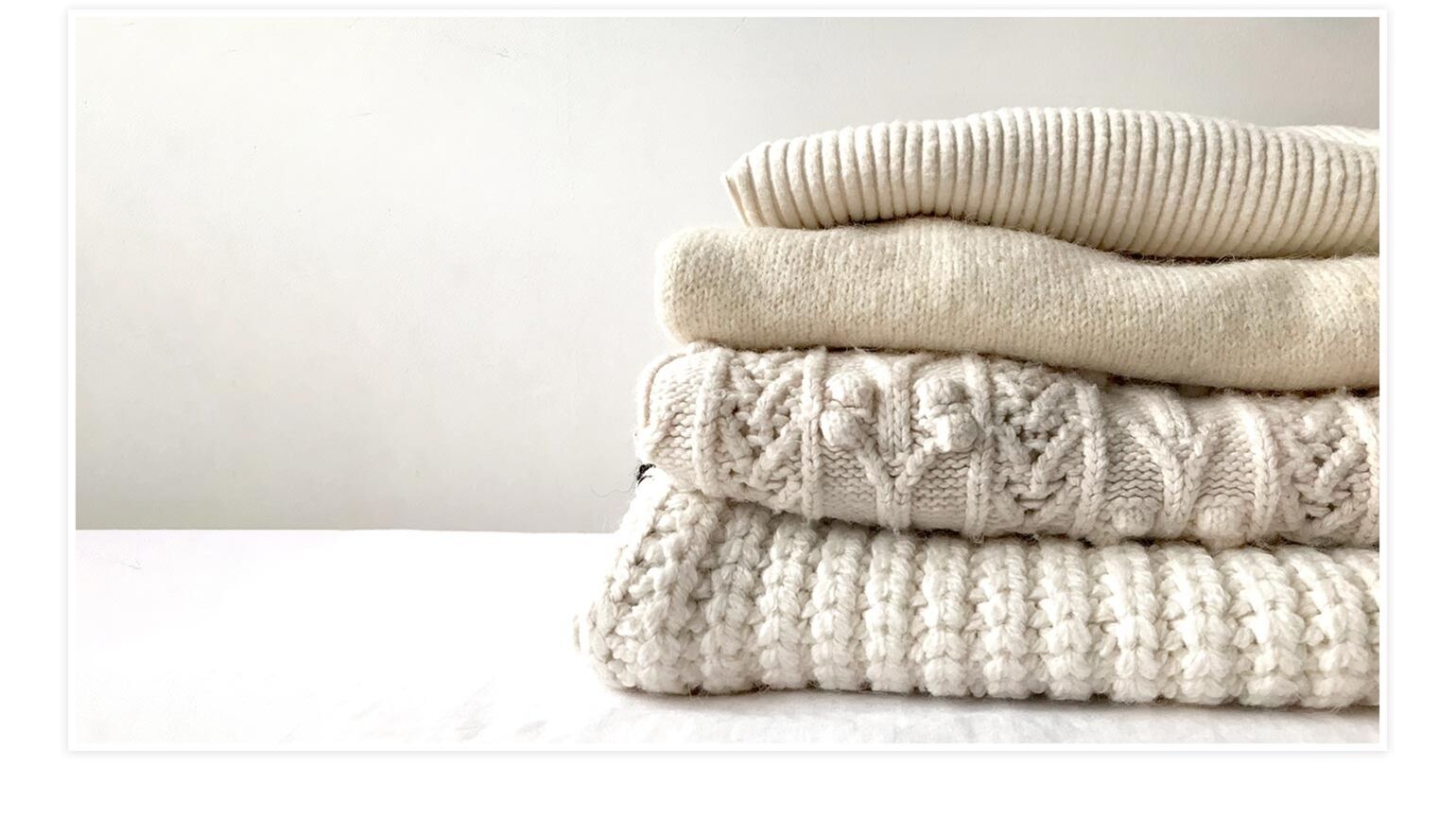 おしゃれ着の白いニット・セーターの写真