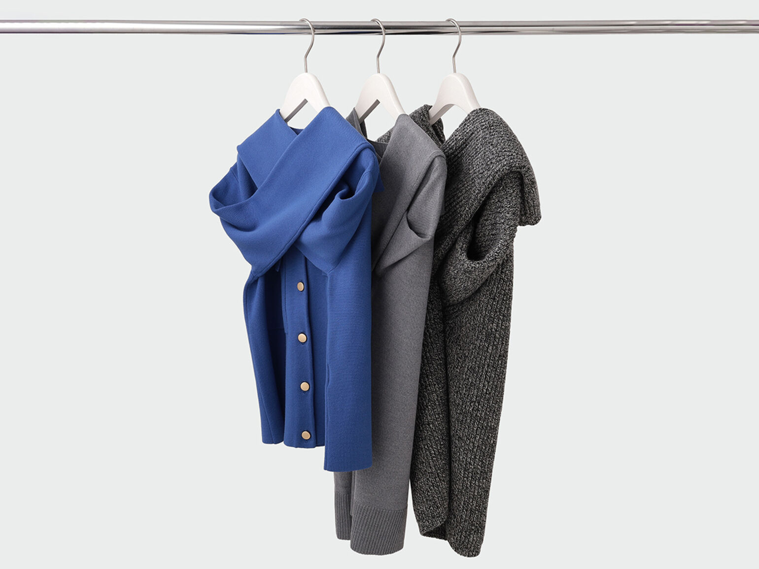 ニット・セーターの干し方:ハンガーで収納する場合のイメージ写真①