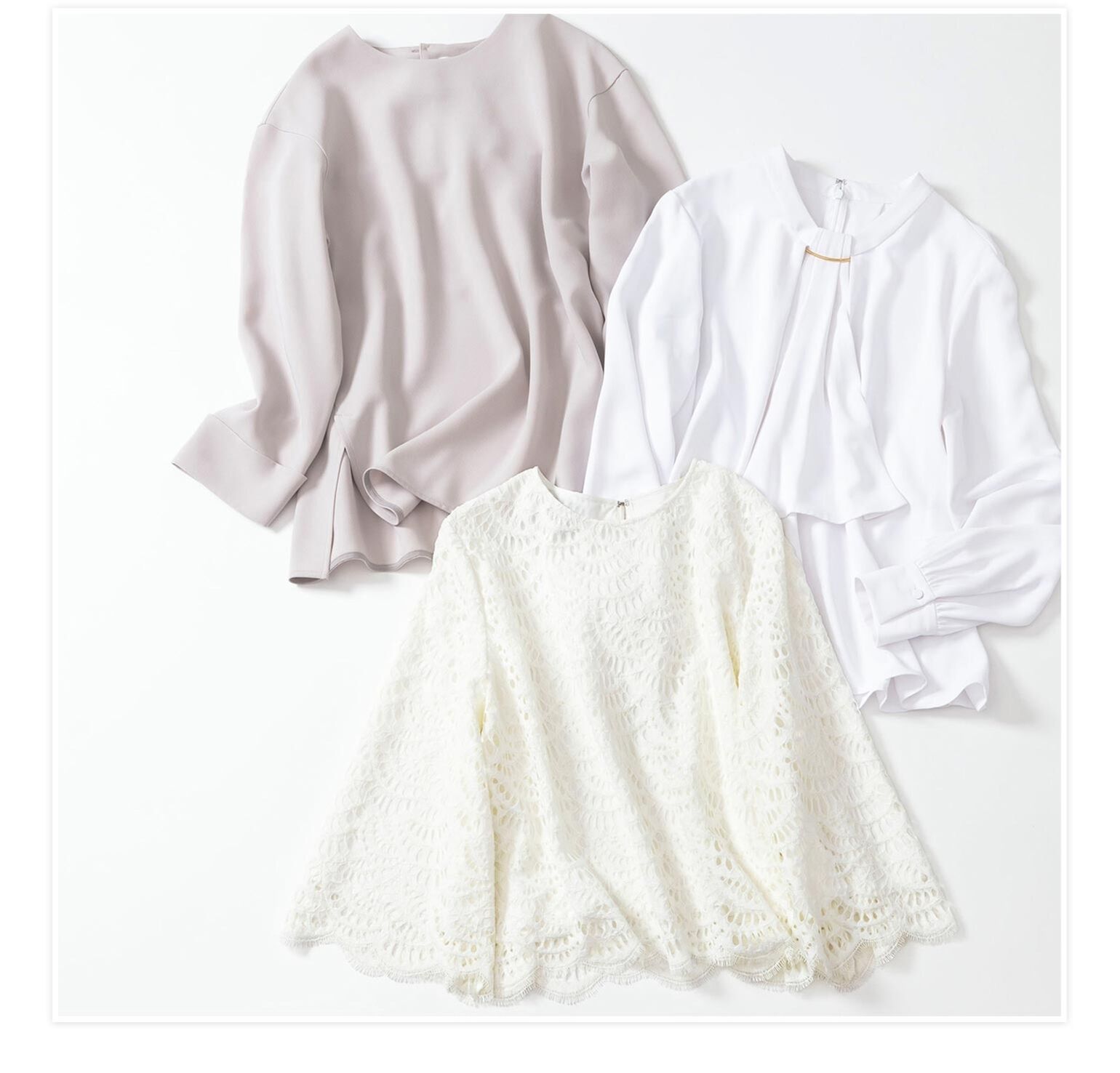 ピュアホワイト、オフホワイト、アイボリーなど、トーンの違う白いブラウスの置き写真