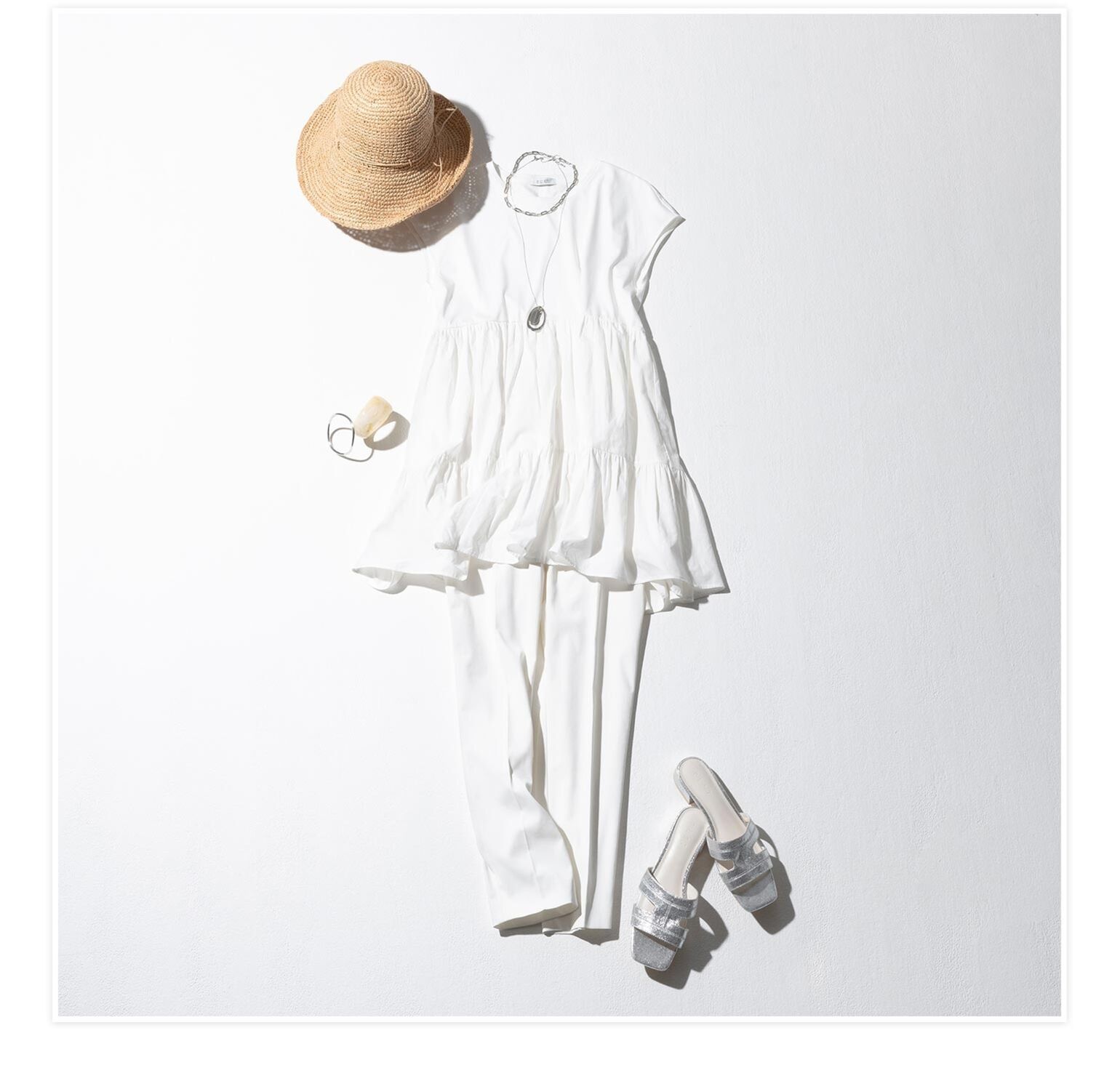 メリハリシルエット&涼しげ小物で、華やかかつ爽やかな白コーデに仕上げた夏におすすめのコーデの置き写真