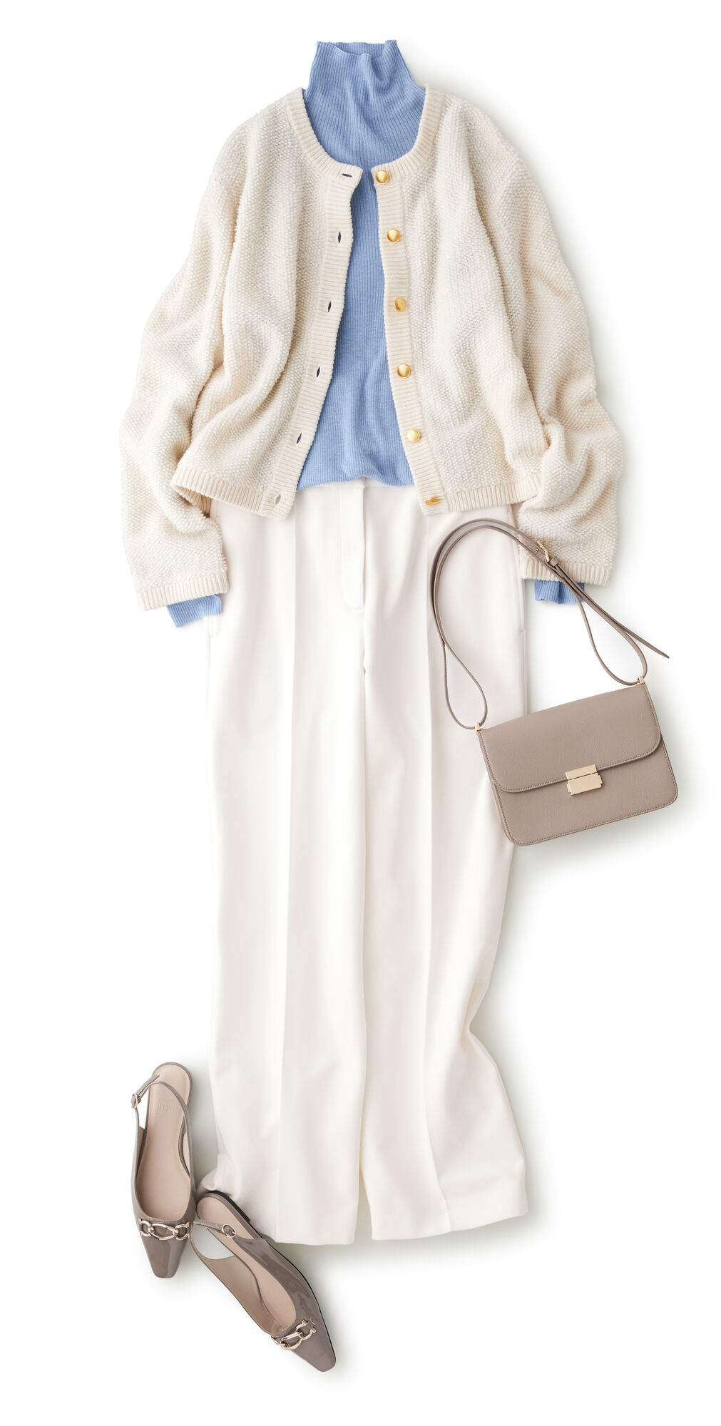 差し色に青のタートルネックを合わせたコーデ