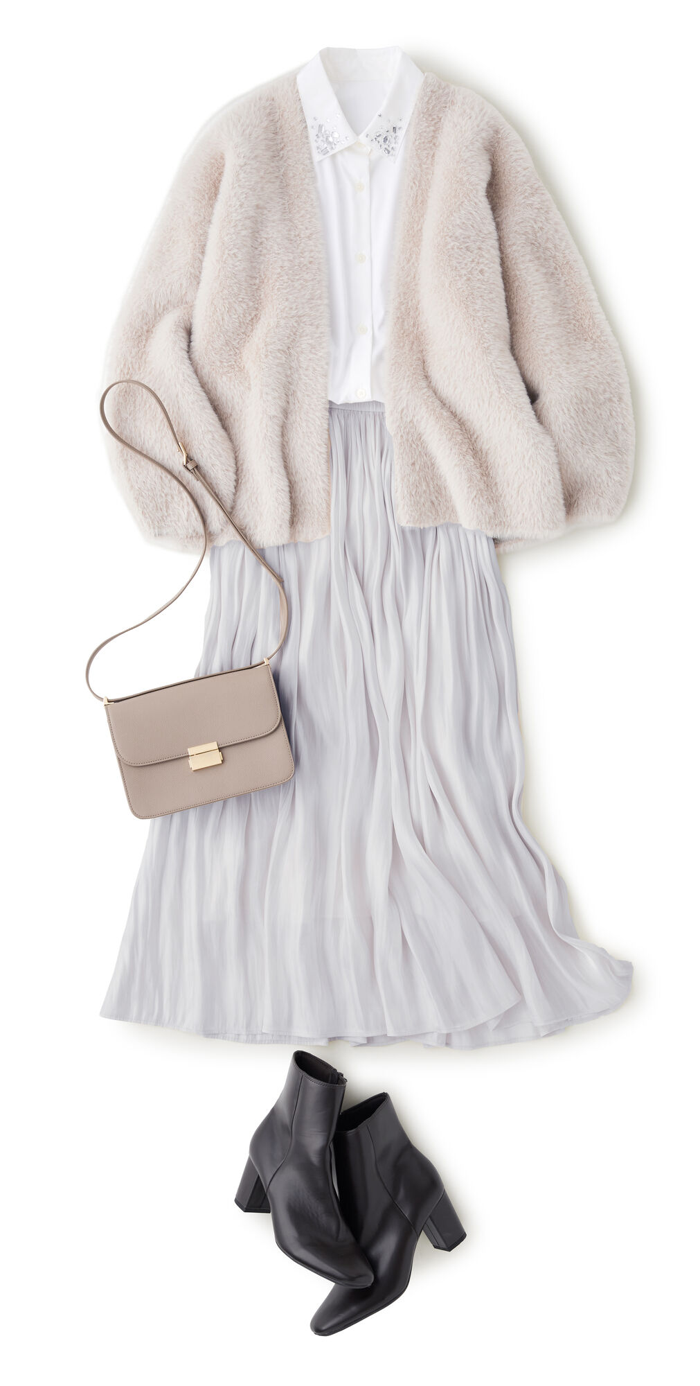 優しげなオフホワイトとベージュのクリーミー配色を意識した春におすすめのコーデのスタイリング写真