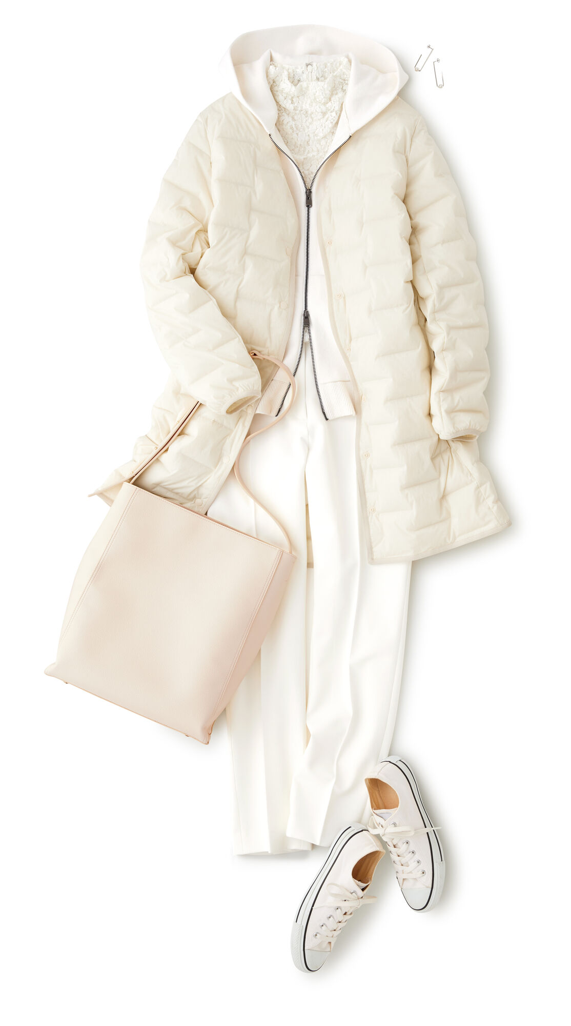 ロングダウンコートとウールパンツの異素材コーデ