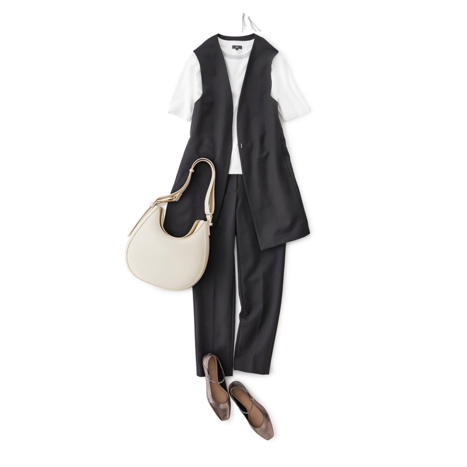 シンプルなモノトーンコーデのアクセントになるロングジレを合わせたコーデ