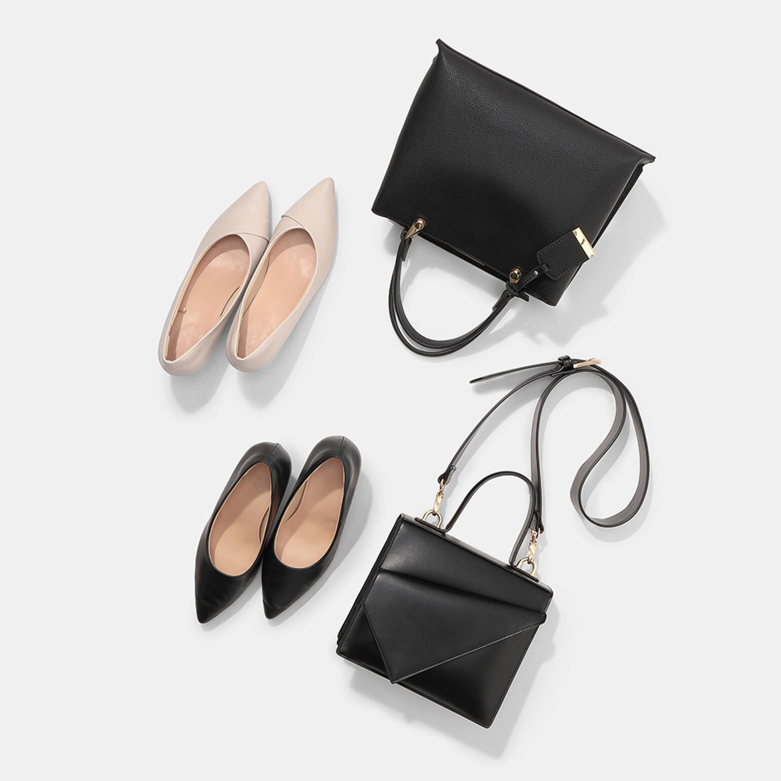 プレーンなポインテッドトゥパンプス、スクエアフォルムのバッグ