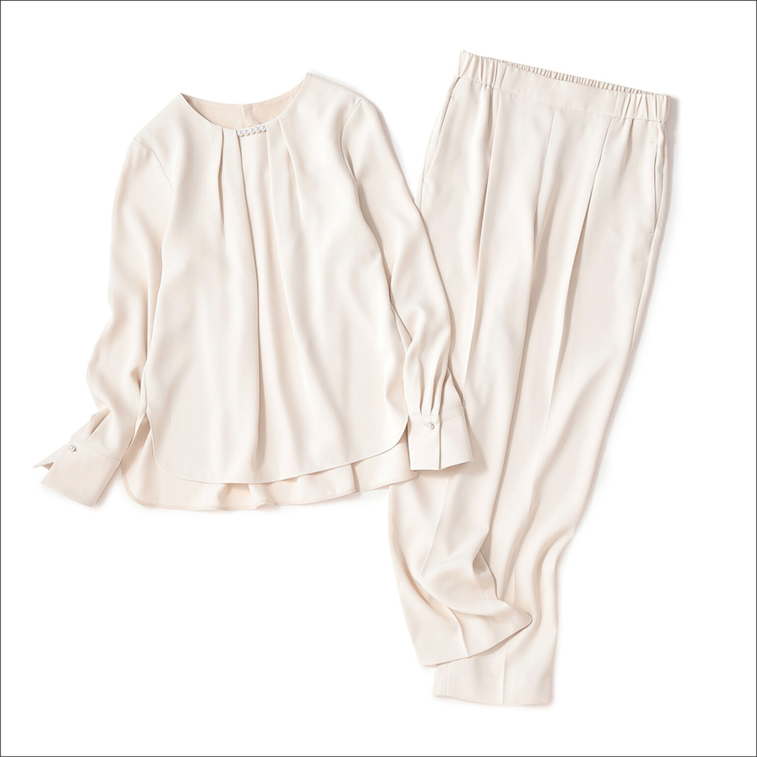 フェイクパールがアクセントになったブラウスとセットアップ