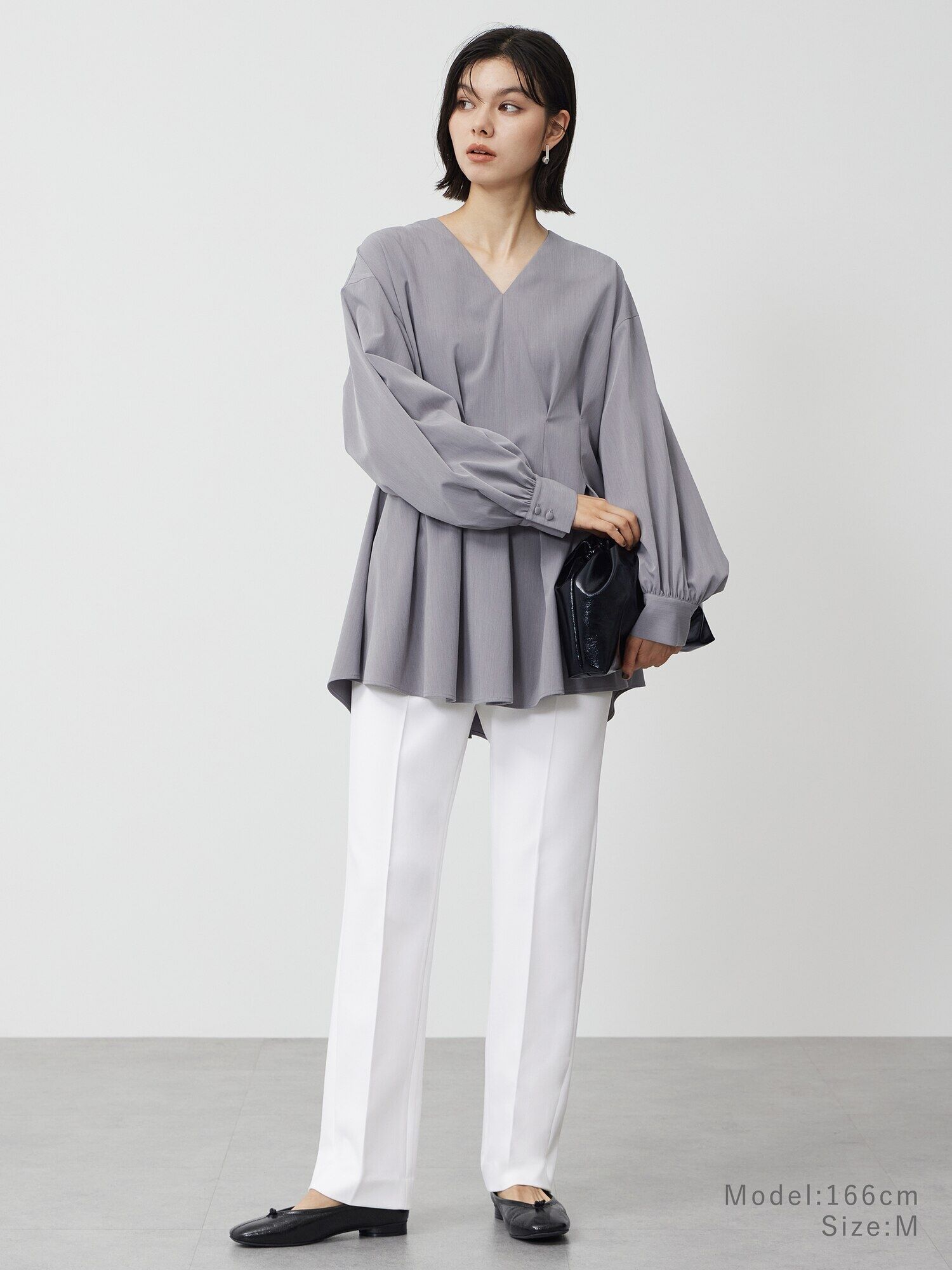 PLST人気のPLUSSTYLEパンツ（ホワイト）とグレーペプラムブラウスを合わせたコーデ