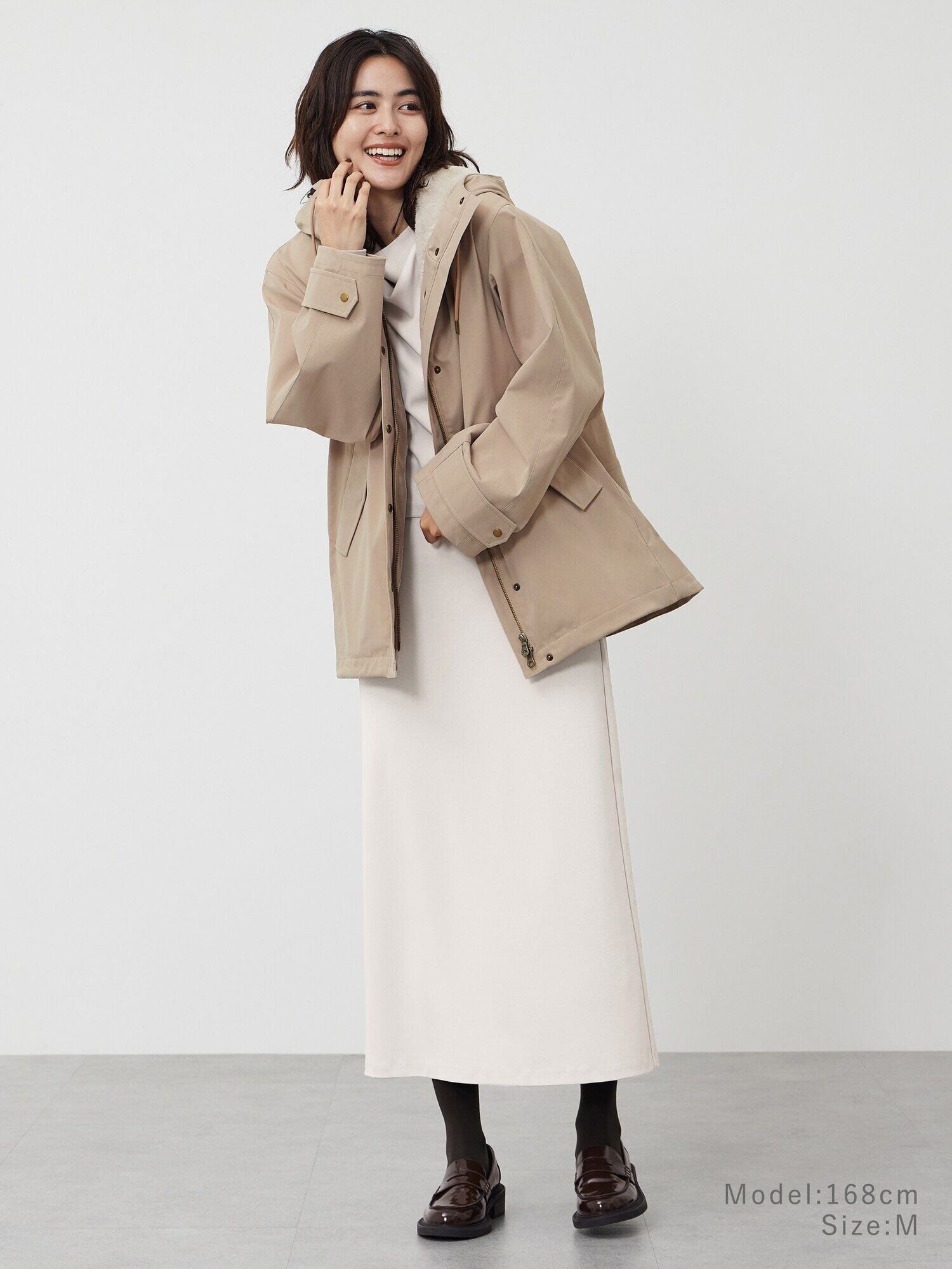 裏地付きマウンテンパーカーにニットワンピを合わせたコーデ