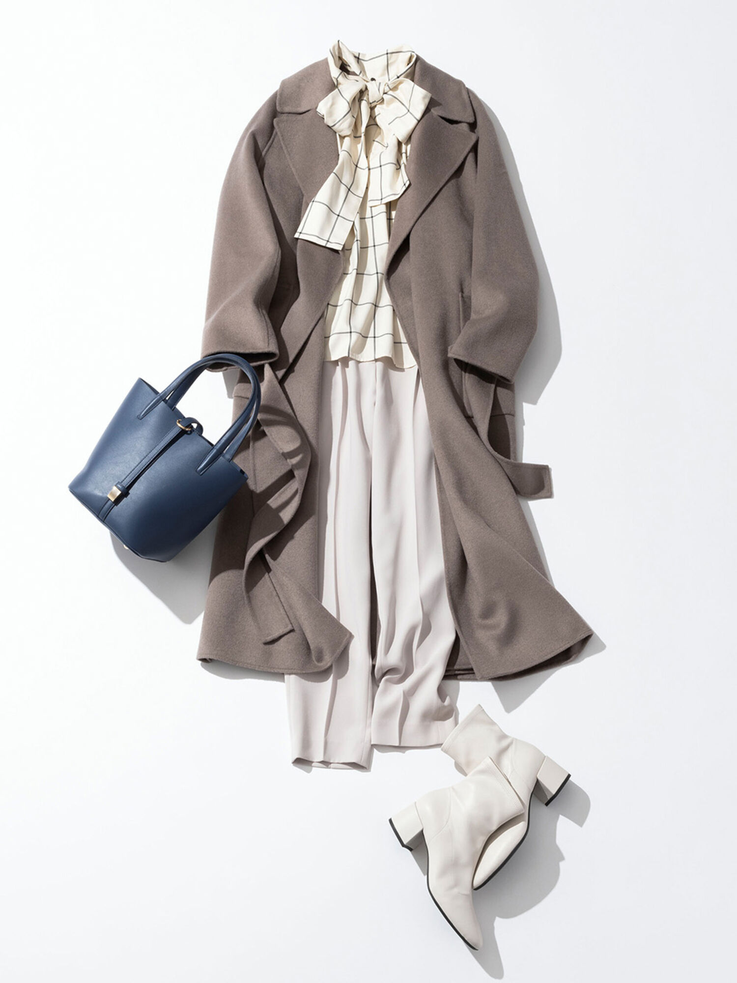 チェスターコートにボウタイブラウスを合わせたコーデ