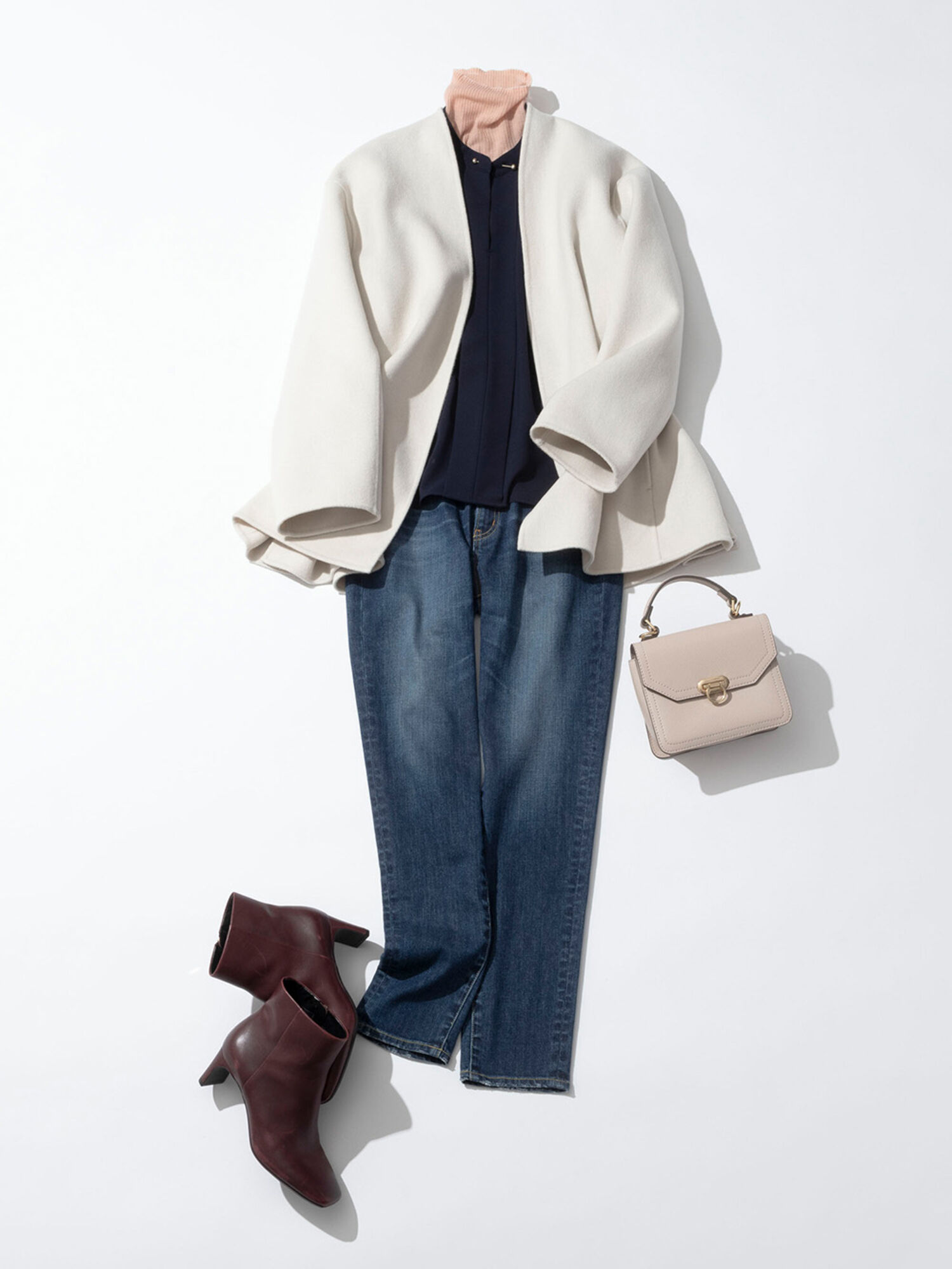 白いコートに黒のブラウスを合わせたコーデ